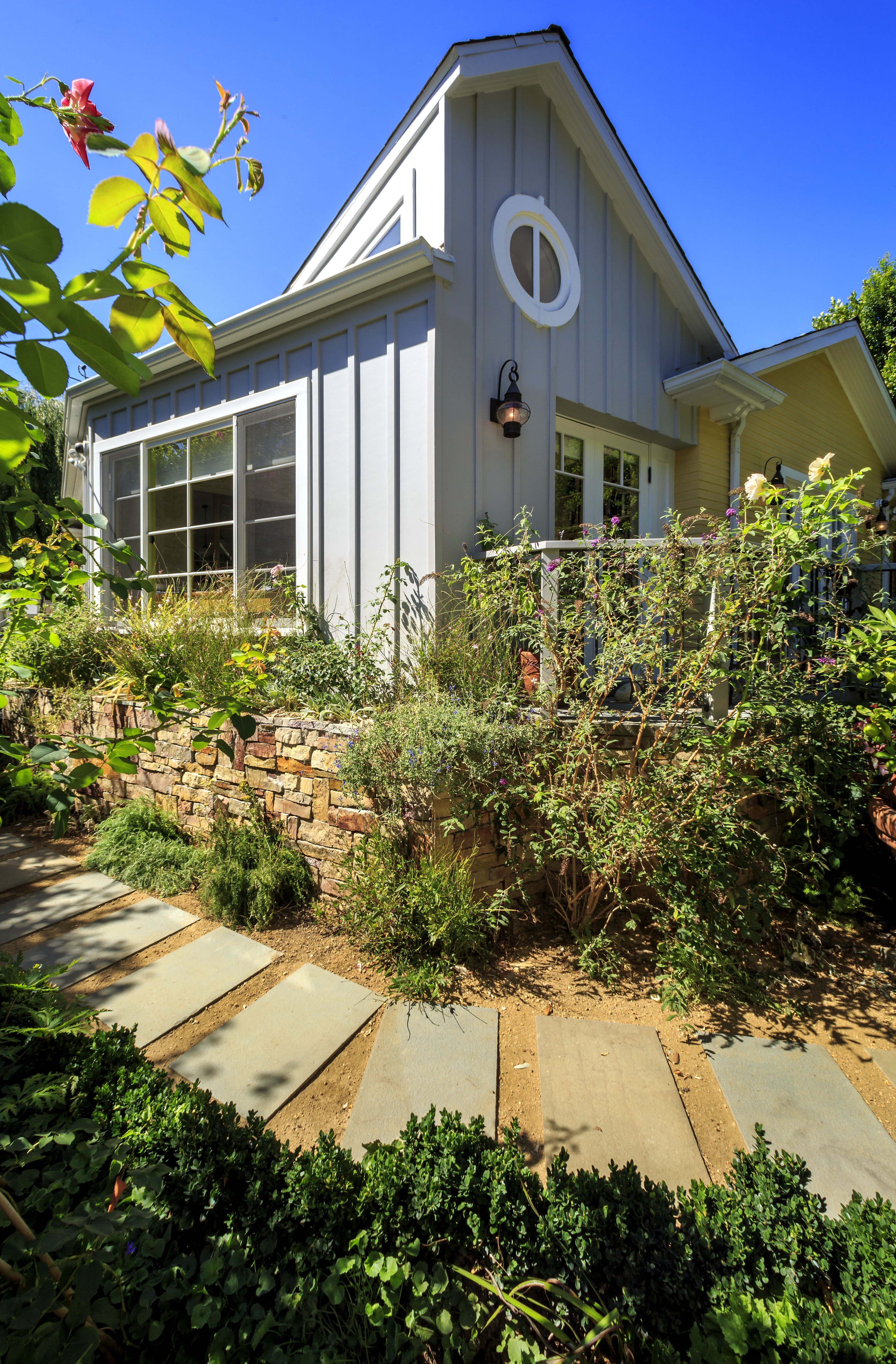 El exterior de la casa de Linda Hunt, el 22 de septiembre de 2014 en Los Angeles, California | Foto: Getty Images