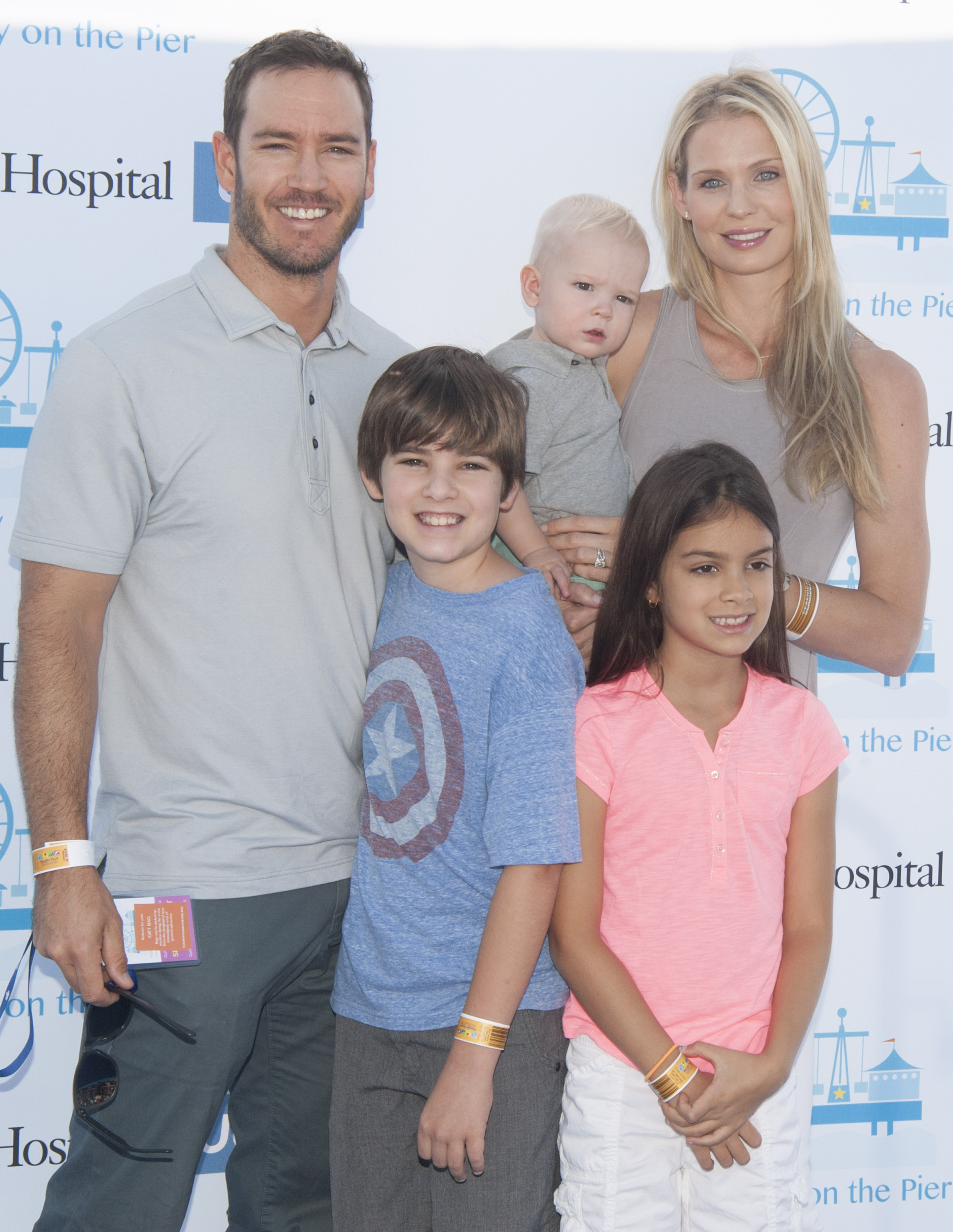 Mark Paul Gosselaar, Catriona McGinn y sus hijos Michael, Dekker y Ava asisten a la 5ª Fiesta Anual de Mattel el 5 de octubre de 2014 | Fuente: Getty Images