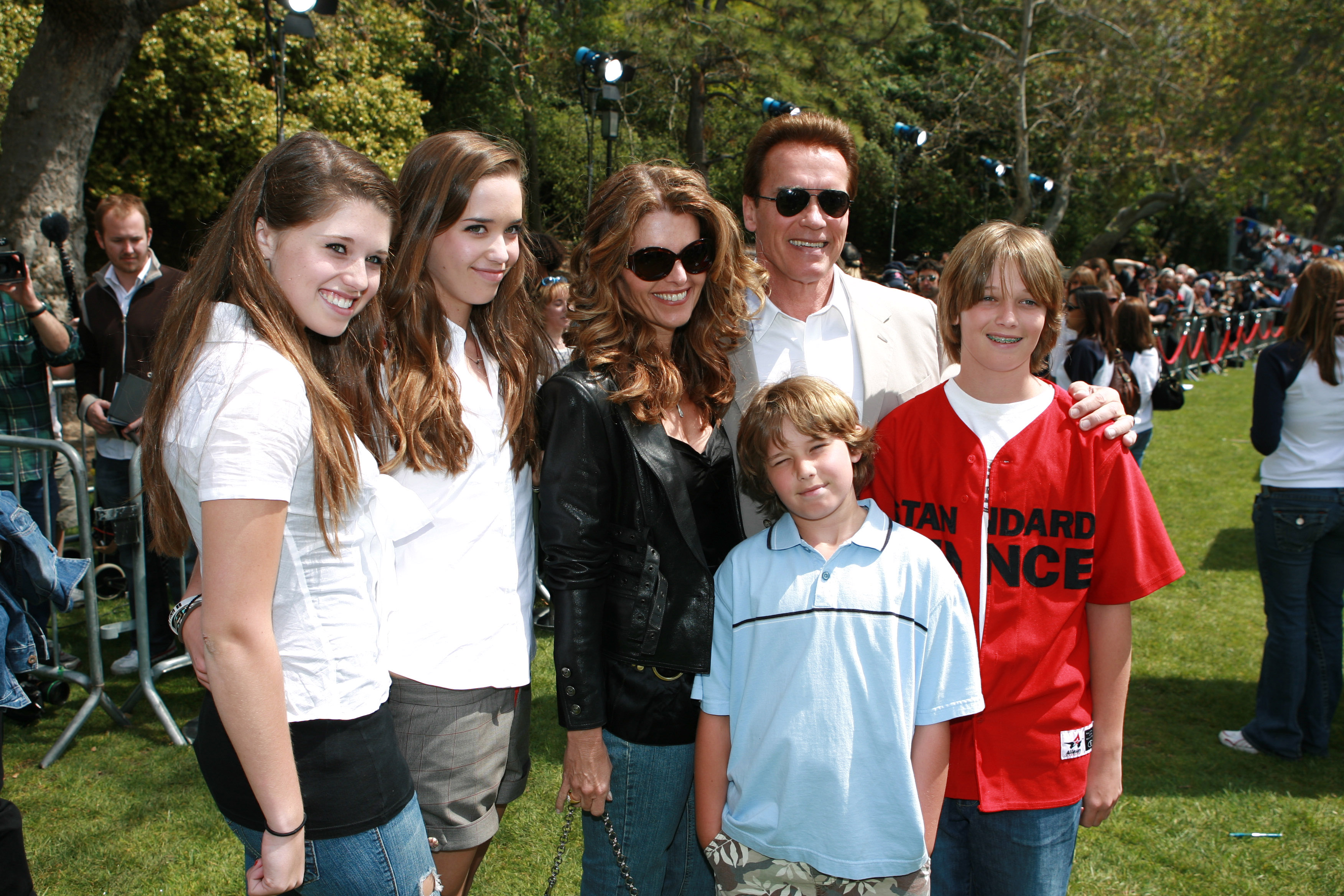 (De izq. a der.) Katherine, Christina, Maria Shriver, Arnold, Christopher y Patrick Schwarzenegger en el estreno de "The Benchwarmers", en 2006 | Fuente: Getty Images