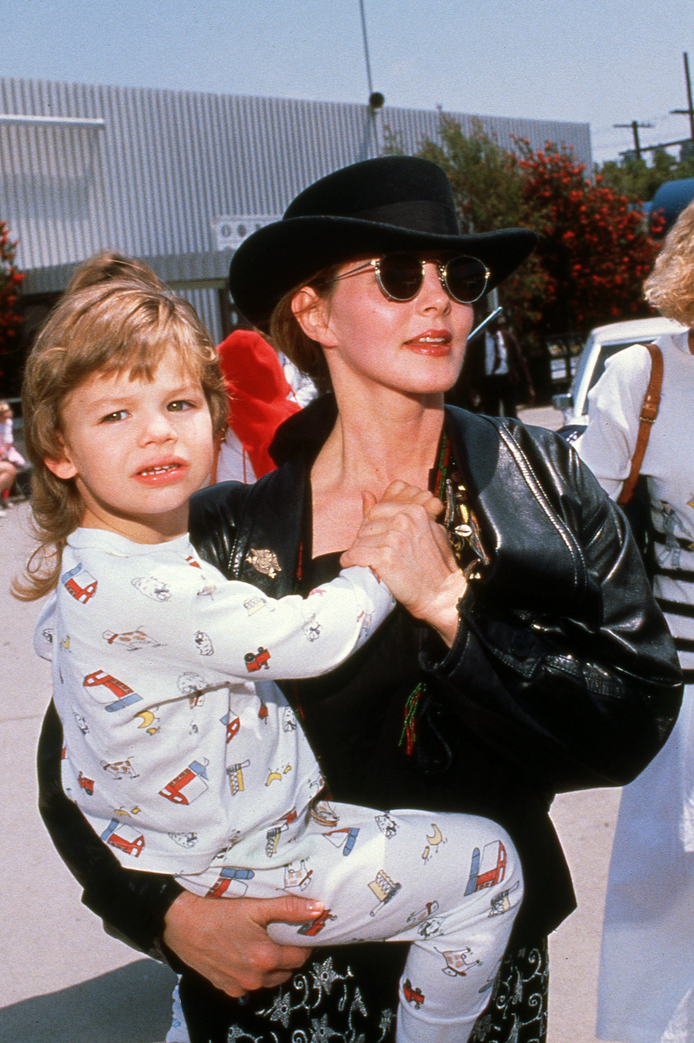 Priscilla Presley y Navarone Garibaldi, 1990 | Foto: Getty Images