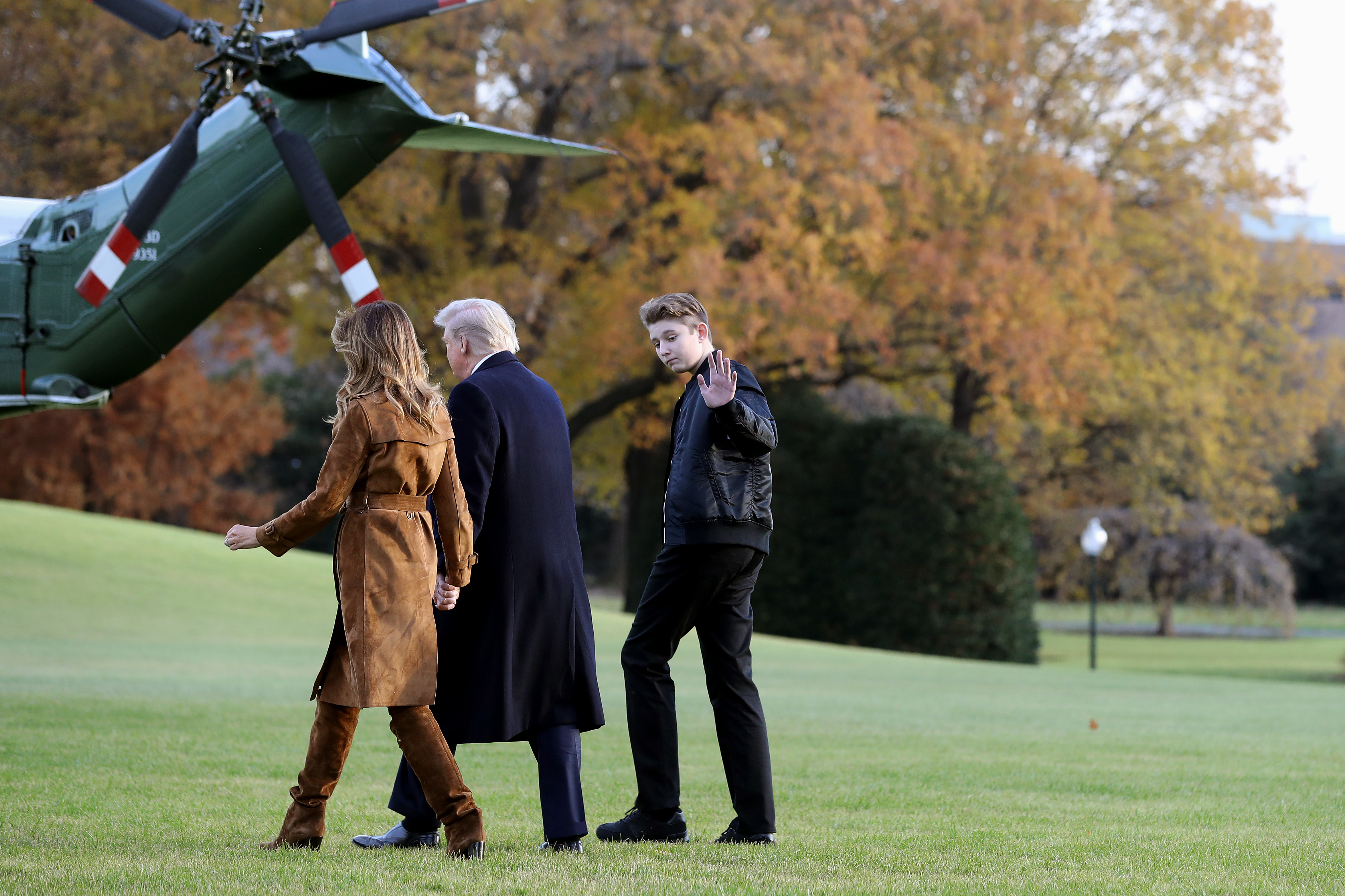 El presidente de Estados Unidos, Donald Trump, la primera dama, Melania Trump, y Barron Trump caminan por el Jardín Sur antes de abandonar la Casa Blanca a bordo del Marine One el 26 de noviembre de 2019, en Washington, DC. | Fuente: Getty Images