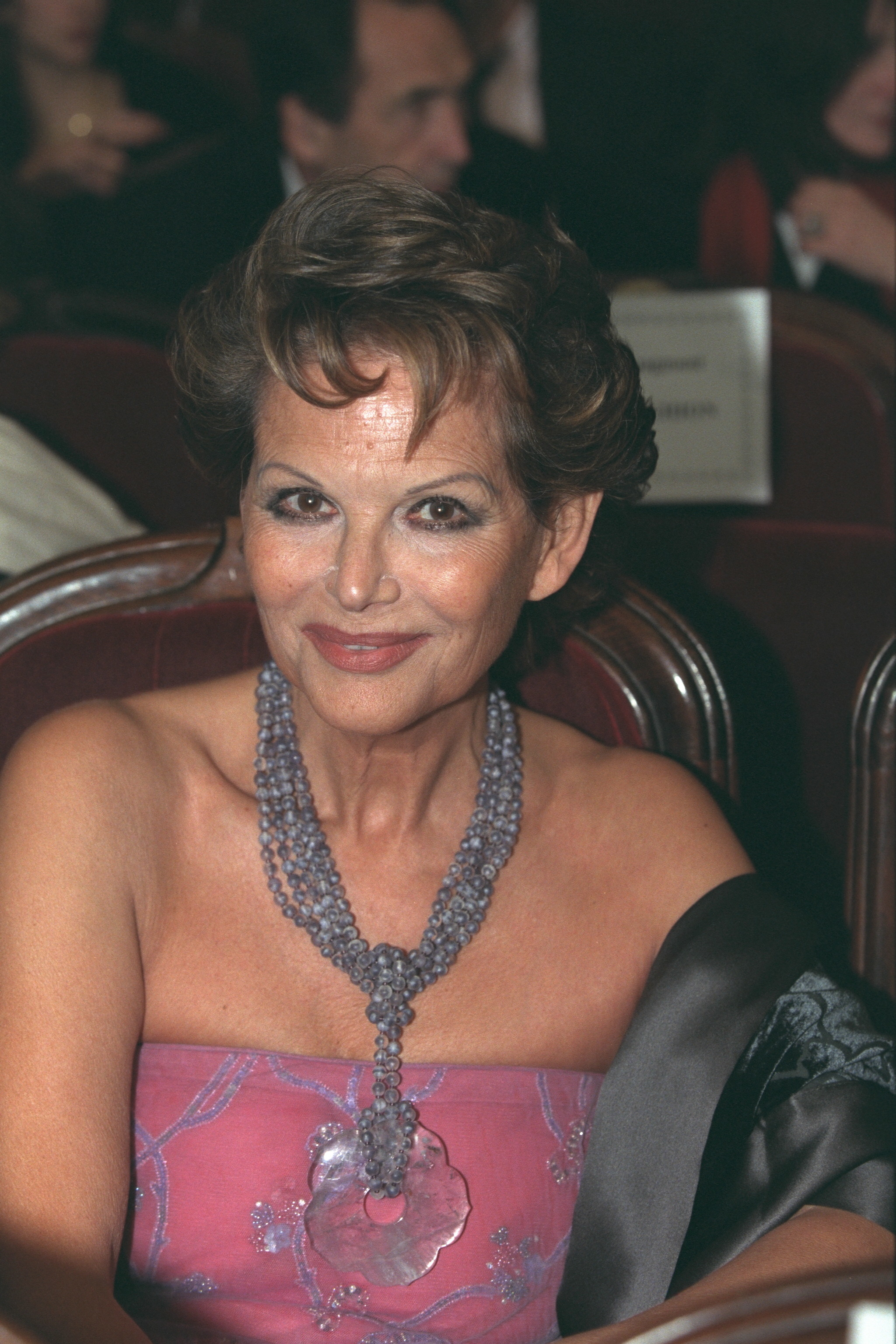 Claudia Cardinale asiste a la ceremonia de entrega de los Premios Lumières de París el 14 de enero de 1999, en París, Francia. | Fuente: Getty Images