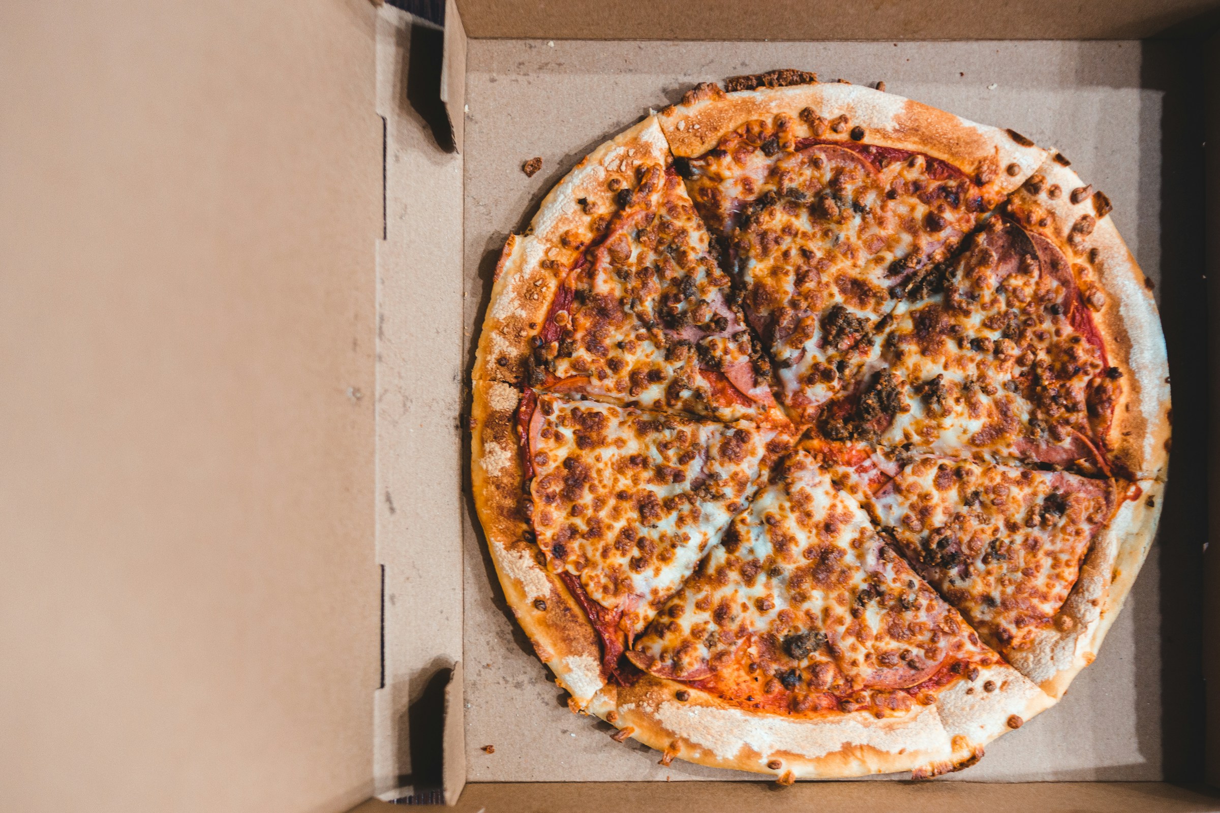 Una caja de pizza | Fuente: Unsplash