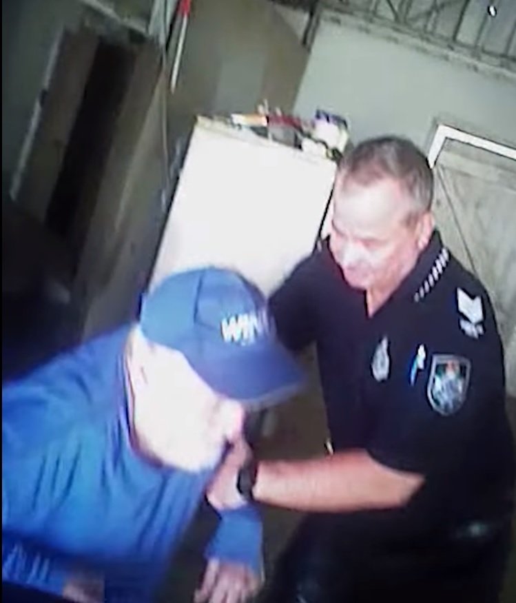 Dos policías y un vecino ayudaron a llevar al hombre de su casa a un helicóptero que lo esperaba. Fuente: Facebook / Queensland Police Service 