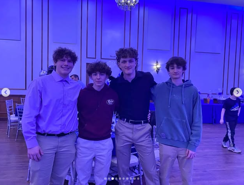 Connor Kasin (tercero por la izquierda) con sus amigos en el 2º Banquete Anual de los Sharks, publicado en marzo de 2024 | Fuente: Instagram.com/sharkselitehockeyclub