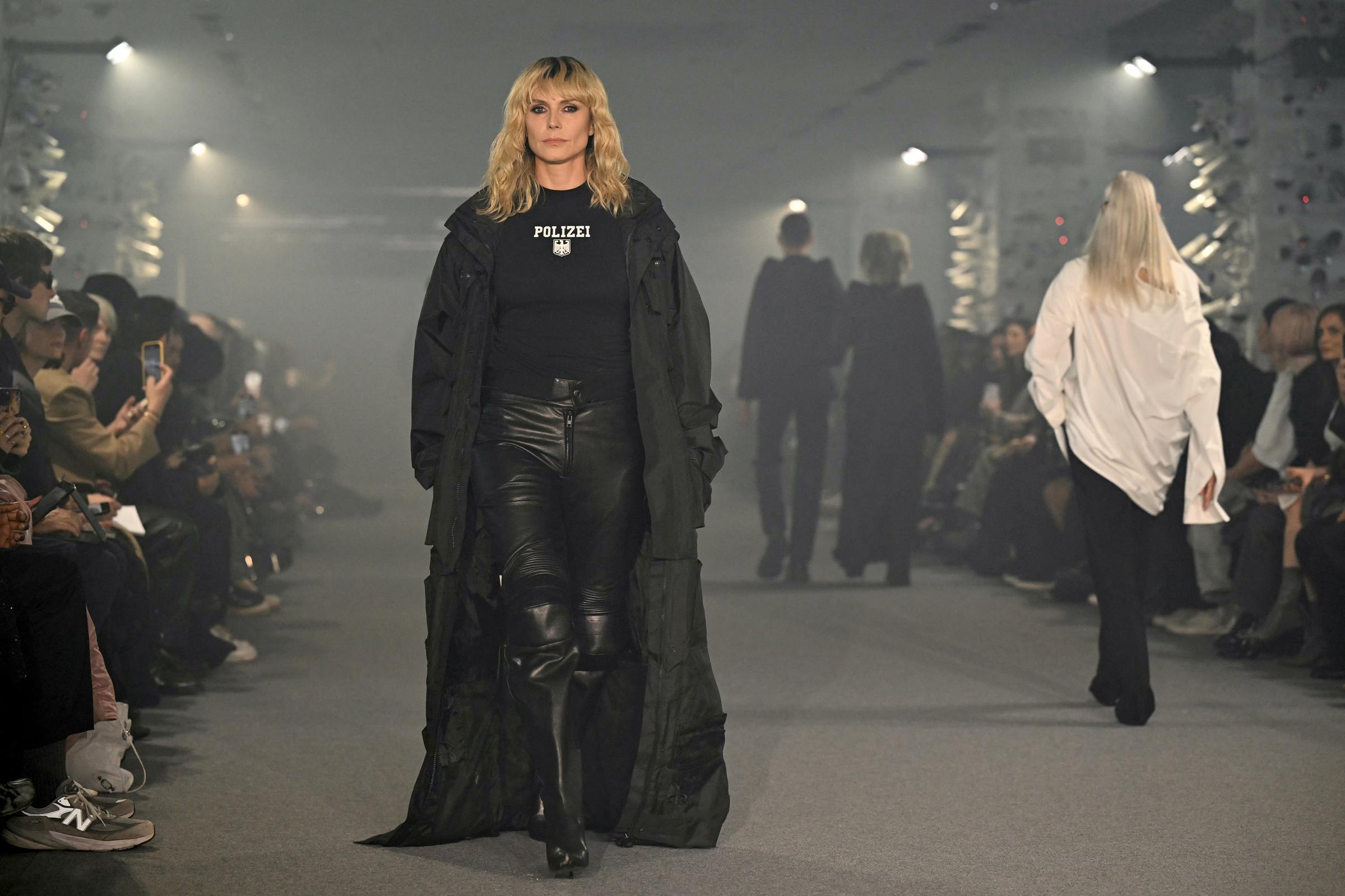 Heidi Klum en el desfile de la Colección Mujer Prêt-à-Porter Primavera-Verano 2025 de Vetements durante la Semana de la Moda de París en París, Francia, el 27 de septiembre de 2024 | Fuente: Getty Images