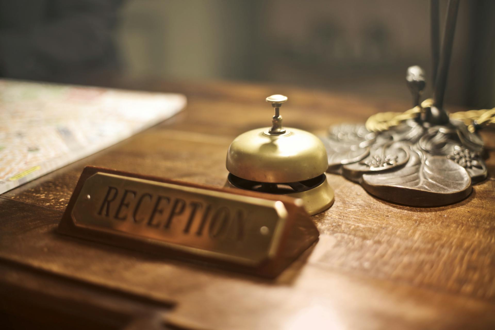 Un mostrador de recepción con una antigua campana de hotel | Foto: Pexels