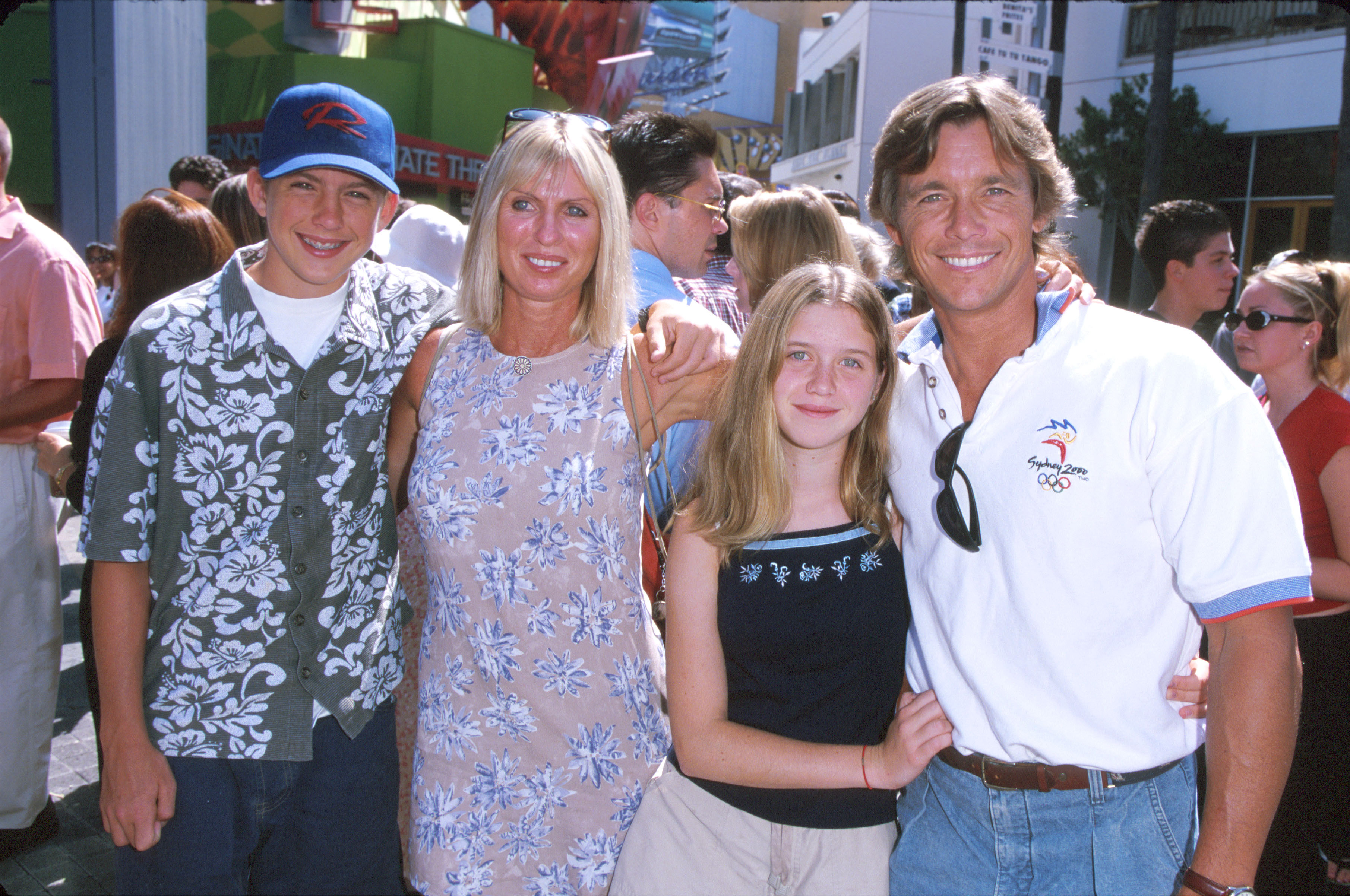 Chris Atkins con su familia en el estreno de "Las aventuras de Rocky y Bullwinkle" el 24 de junio de 2000, en Universal City, California. | Fuente: Getty Images