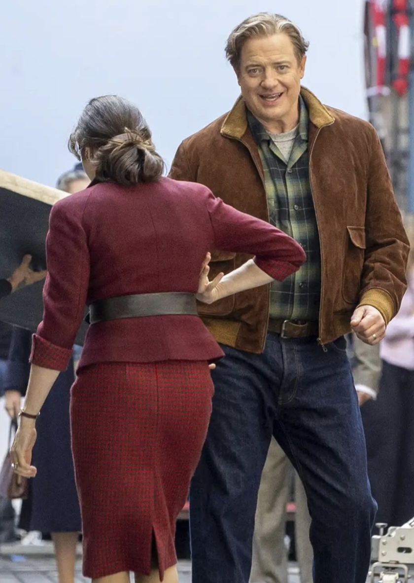 Brendan Fraser aparece con una chaqueta marrón y una camisa a cuadros en unas nuevas fotos del rodaje, en las que luce una figura notablemente más delgada mientras se reencuentra con Rachel Weisz. | Fuente: Instagram/@people.