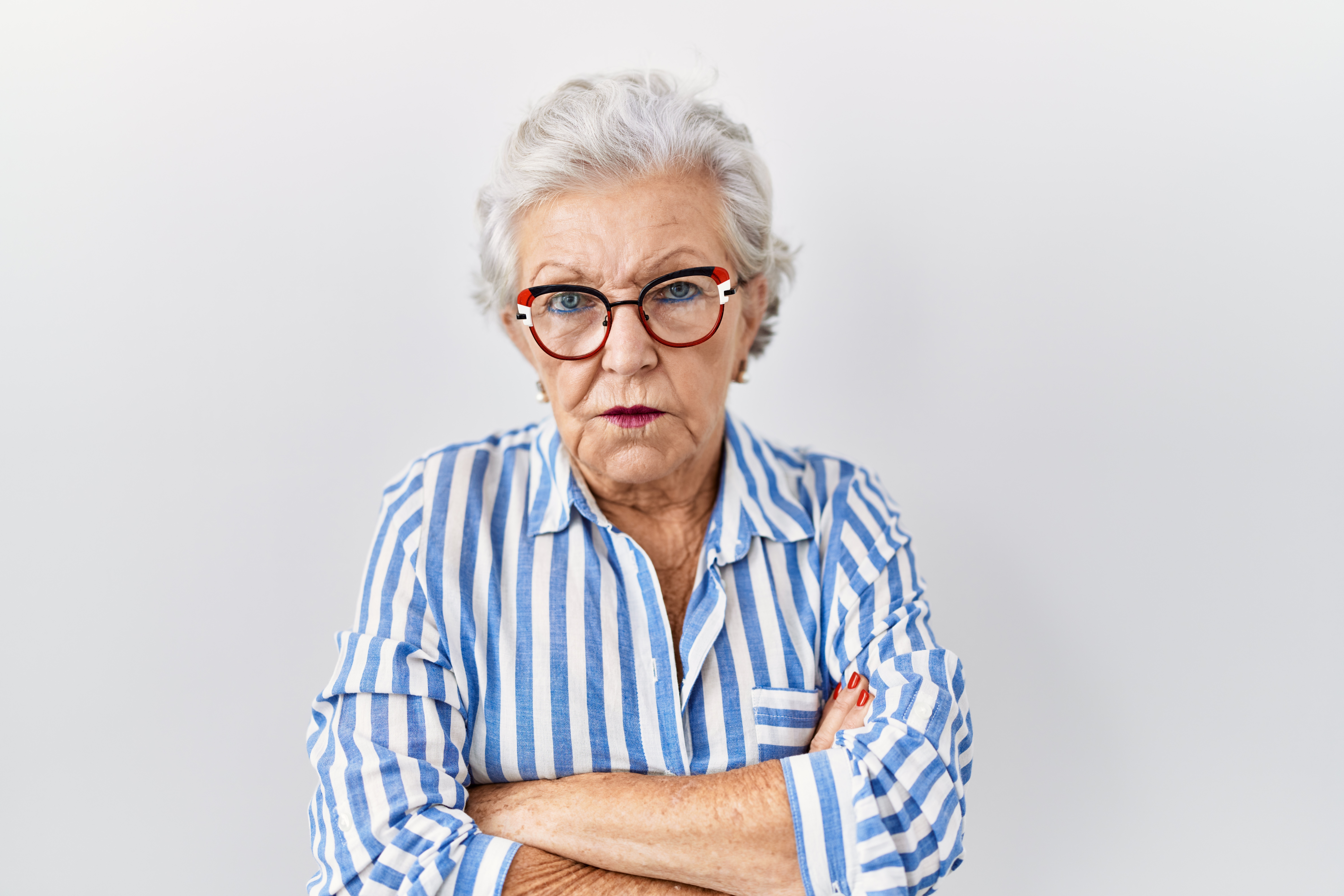Una mujer mayor enfadada | Foto: Shutterstock