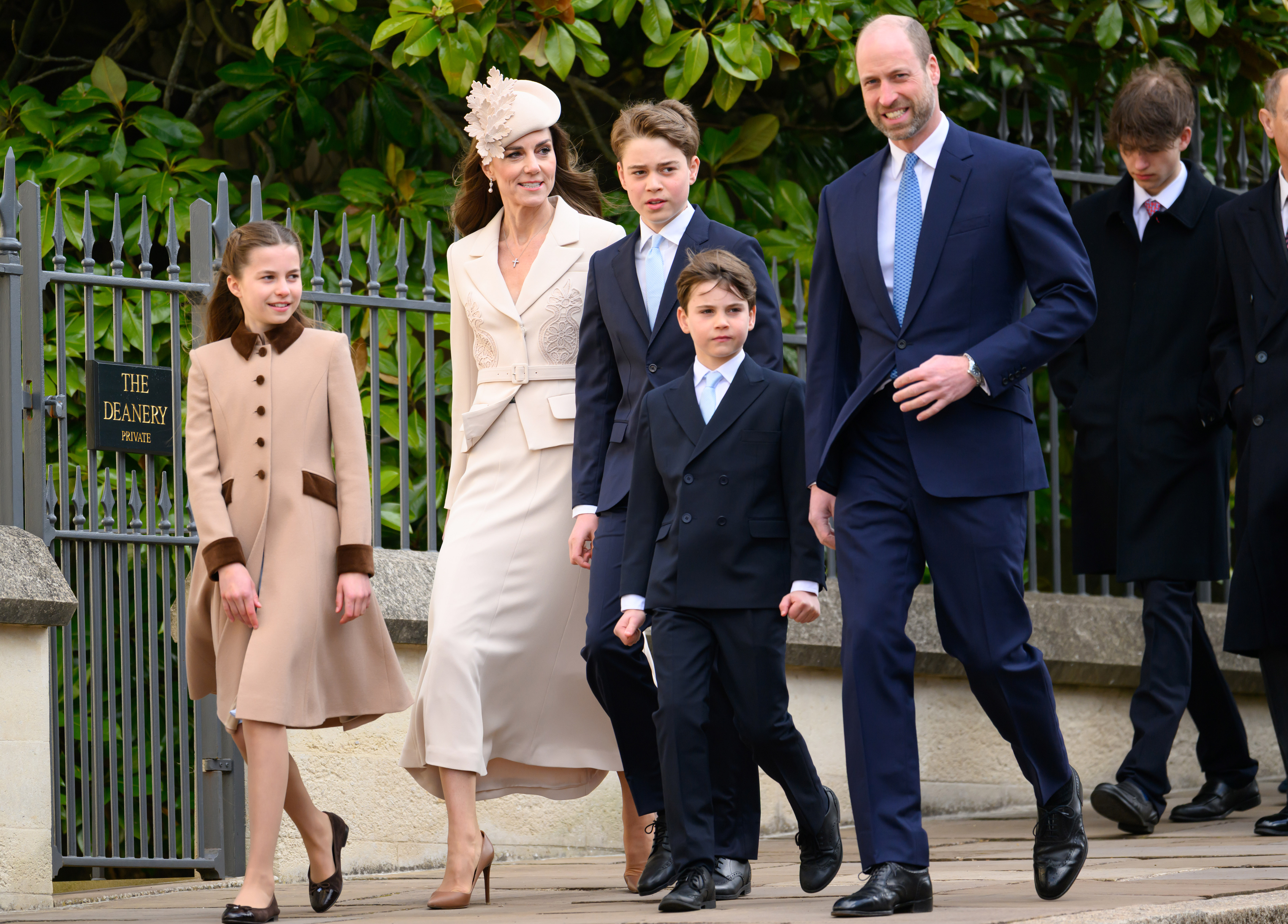 El príncipe William y la princesa Catherine caminan junto al príncipe George, la princesa Charlotte y el príncipe Louis durante el servicio religioso de Pascua en Windsor el 5 de abril de 2026. Ahora que George estudia como alumno interno en Eton College, las próximas vacaciones escolares ofrecen otra oportunidad para que la familia pase tiempo junta. | Fuente: Getty Images
