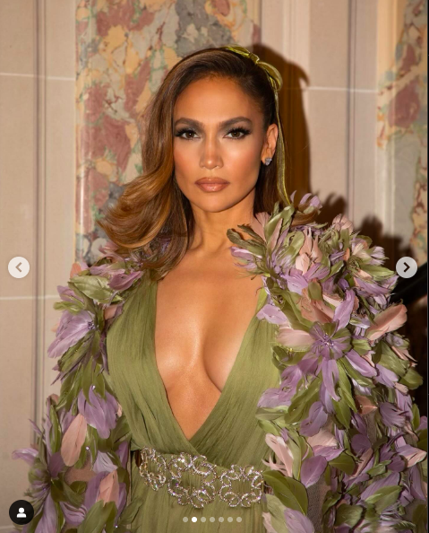 Jennifer Lopez posando para una foto con su vestido verde publicada el 25 de enero de 2024 | Foto: Instagram/jlo