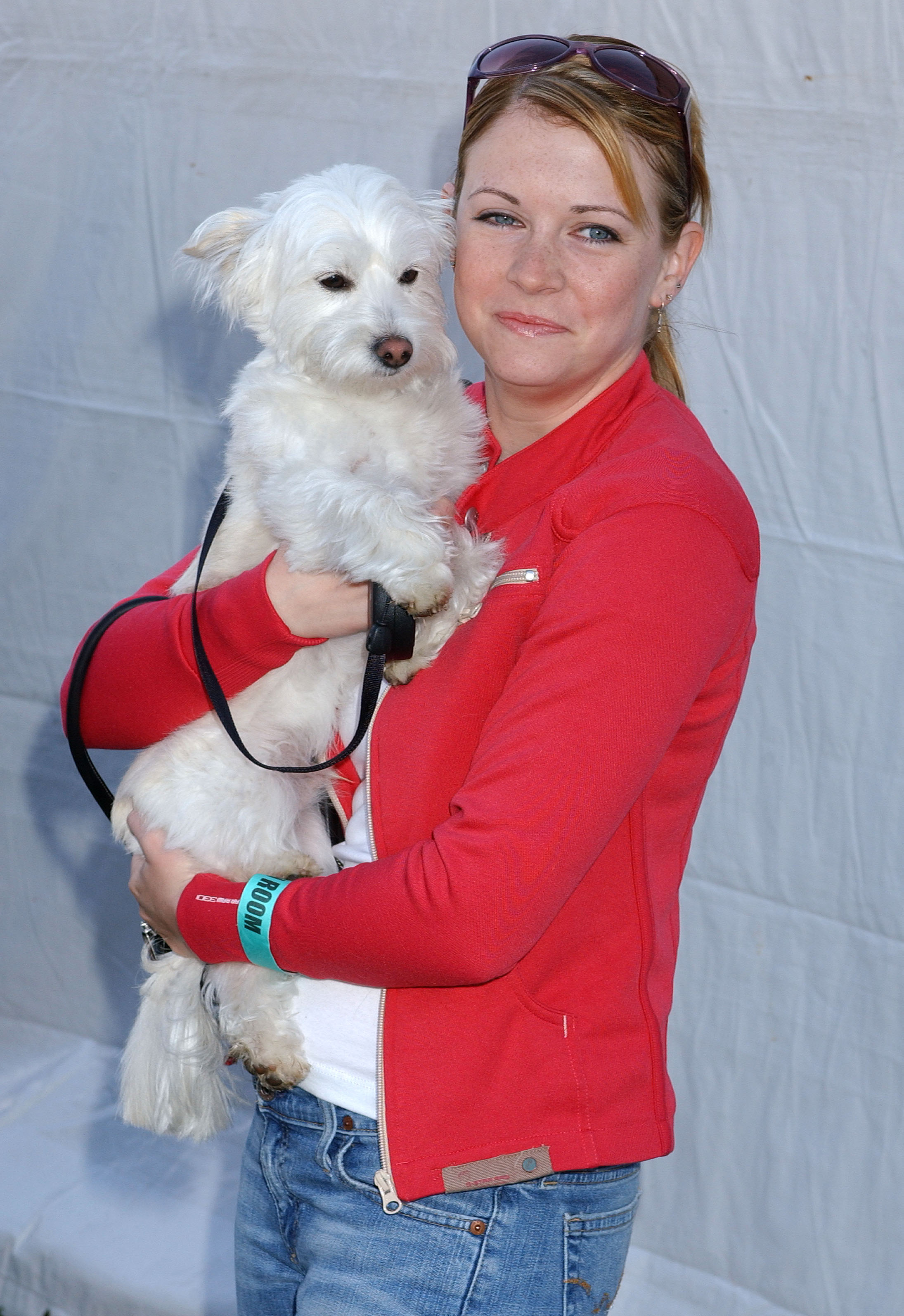 Melissa Joan Hart y el perro Cooper en el Pierce College de Woodland Hills, California, en abril de 2005. | Fuente: Getty Images