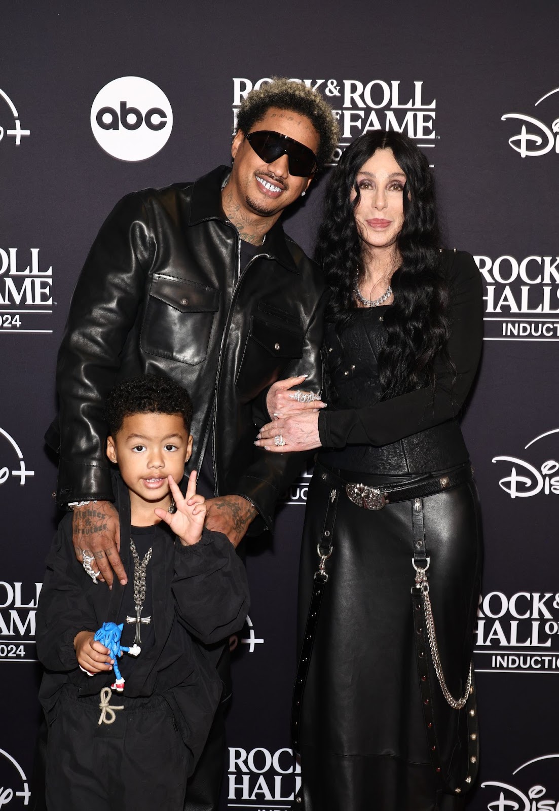 Slash Electric Alexander y Alexander "AE" Edwards con Cher en la Ceremonia de Inducción al Salón de la Fama del Rock & Roll 2024 el 19 de octubre en Cleveland, Ohio | Fuente: Getty Images