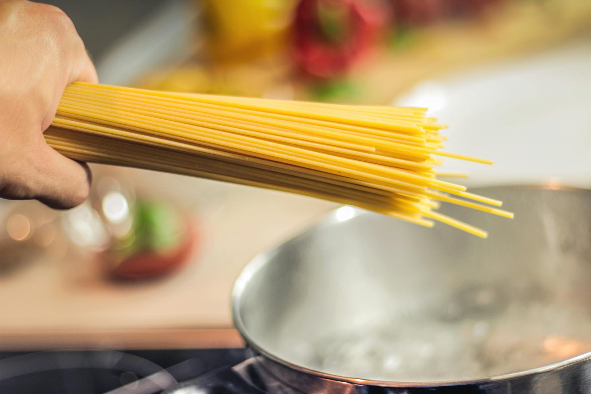 Una mujer sosteniendo pasta cruda | Fuente: Pexels