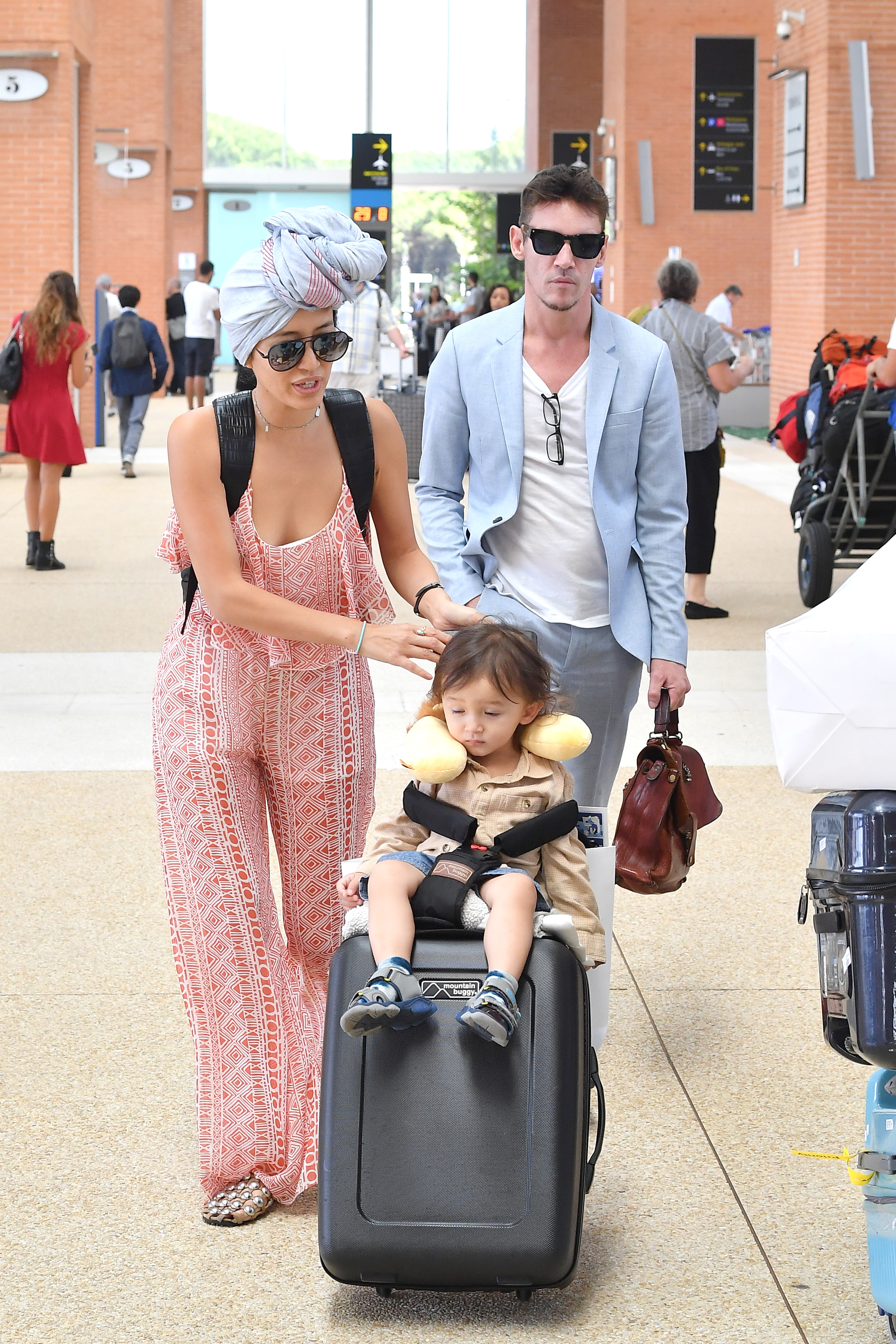 Mara Lane, Wolf y Jonathan Rhys Meyers fotografiados llegando al aeropuerto de Venecia el 29 de agosto de 2018, en Venecia, Italia. | Fuente: Getty Images