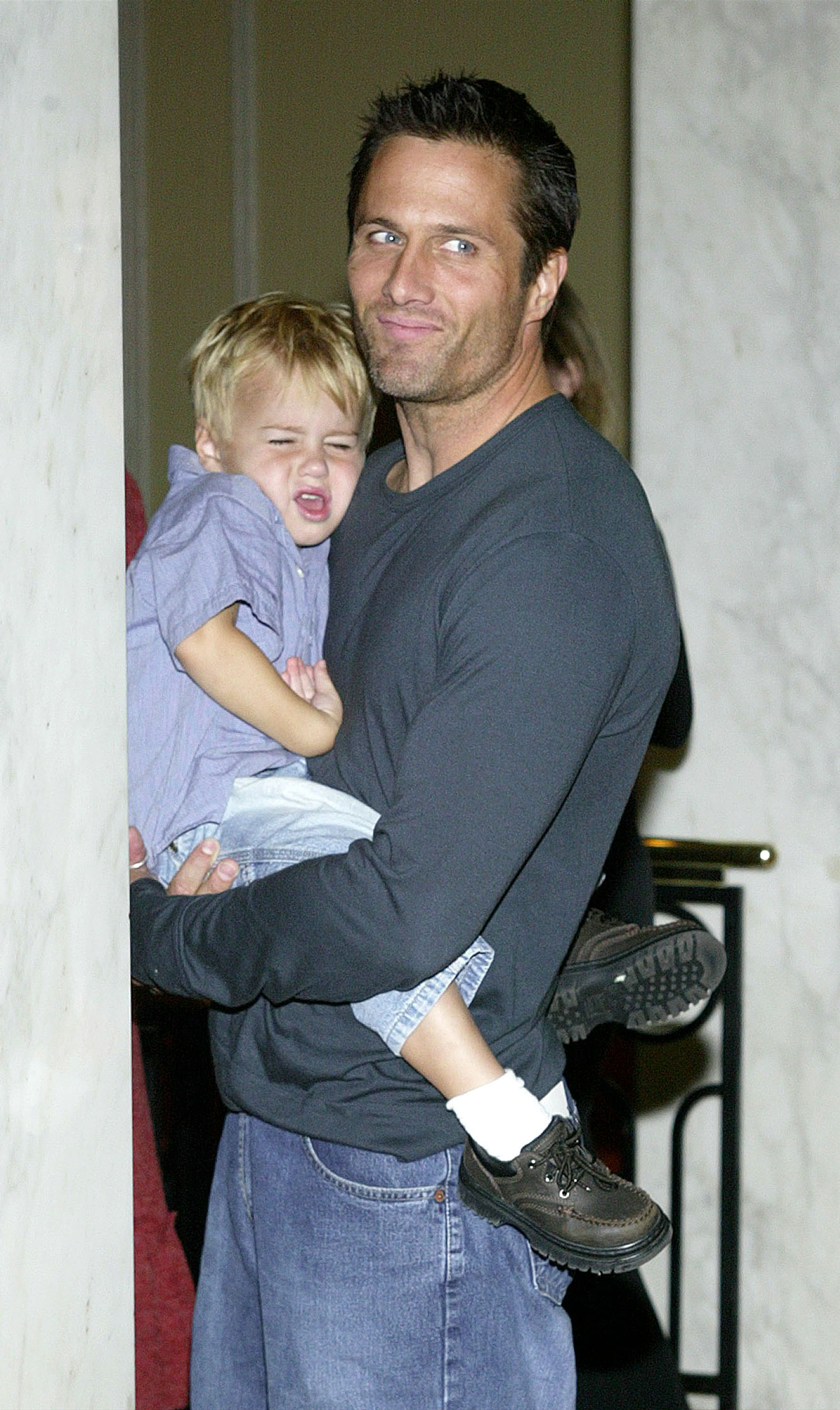 Rob Estes con su hijo, Mason, el 13 de octubre de 2002 | Fuente: Getty Images