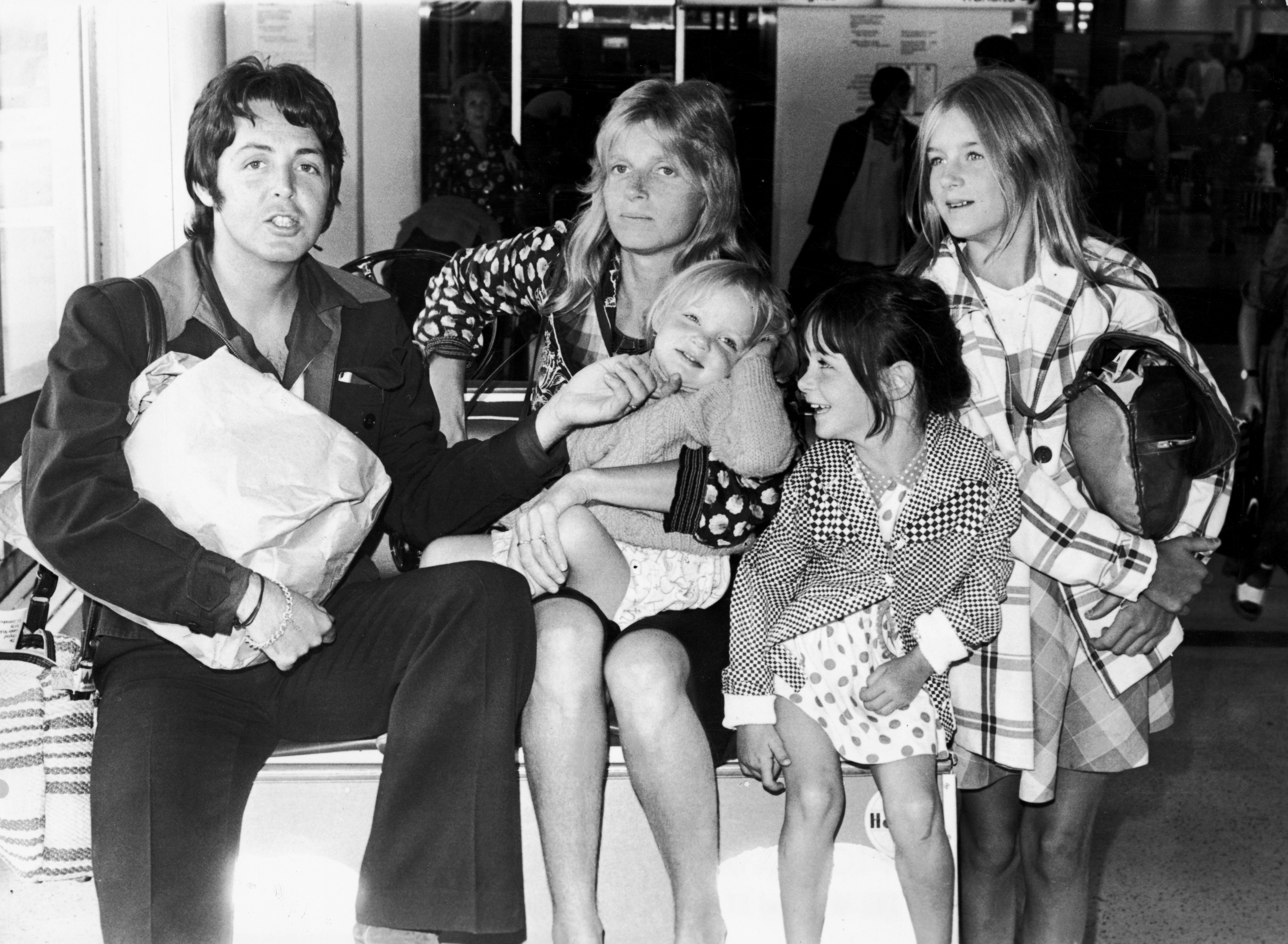 Paul McCartney posa con su esposa Linda McCartney y sus hijas, Stella, Mary y Heather, el 2 de agosto de 1974, en el aeropuerto de Heathrow en Londres, Inglaterra. | Foto: Getty Images