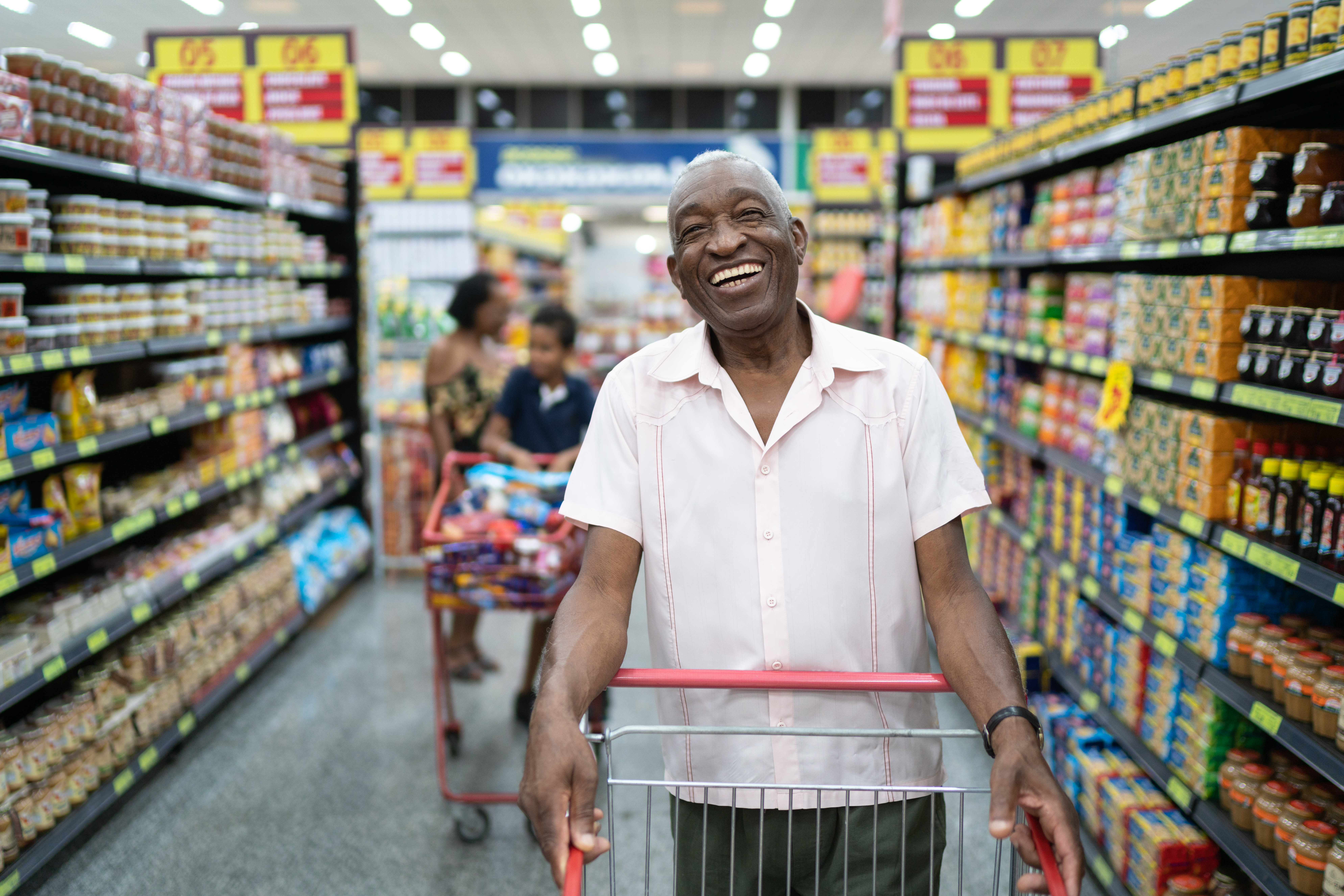 Afro senior en el supermercado retrato | Foto: Getty Images