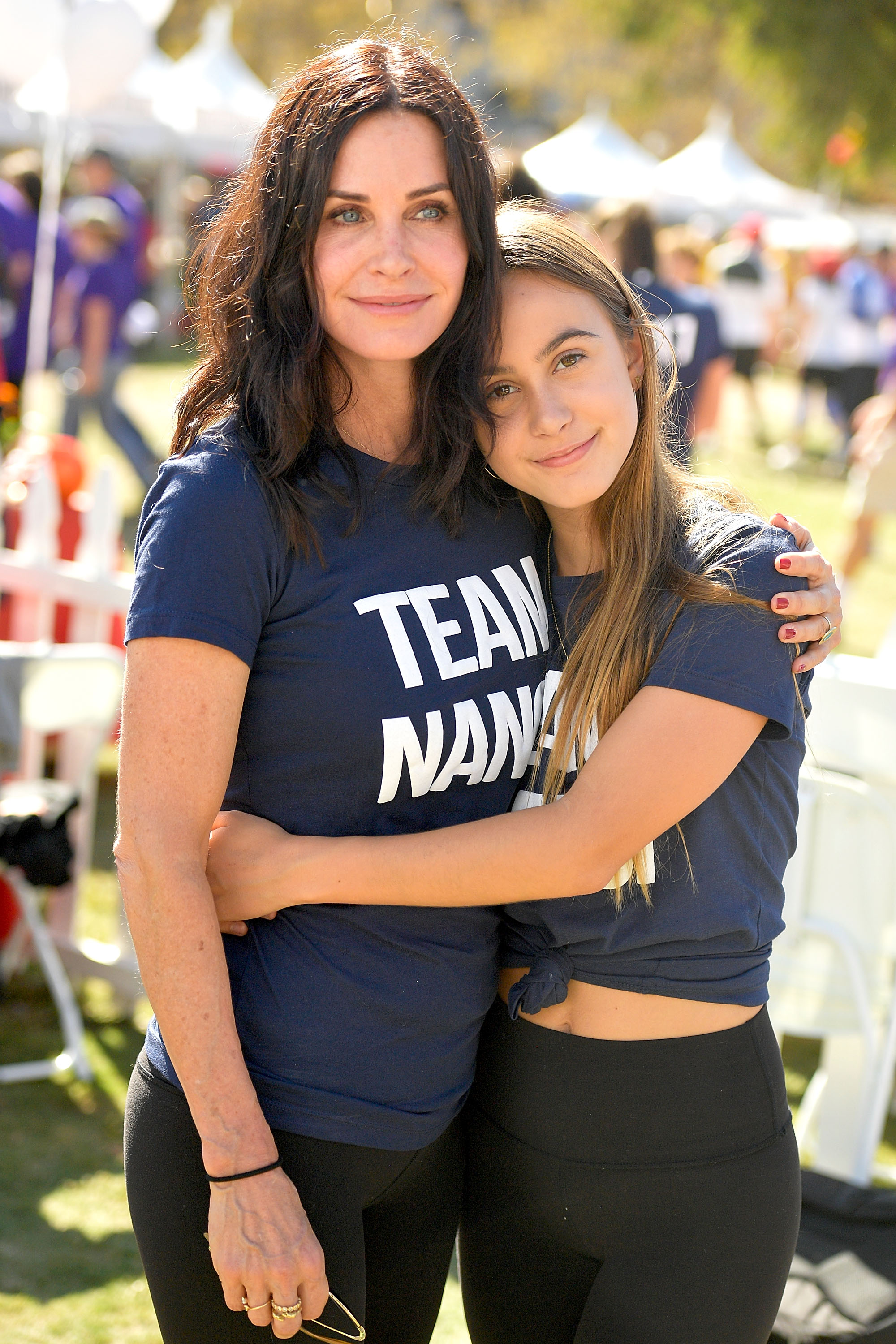 Courteney Cox y su hija Coco Arquette en el "Equipo Nanci Ryder" participan en la 15ª Caminata Anual del Condado de Los Ángeles para Derrotar a la ELA el 15 de octubre de 2017, en Los Ángeles, California | Fuente: Getty Images