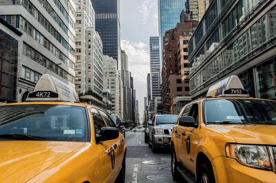 Tráfico repleto de taxis │Imagen tomada de: Pixabay