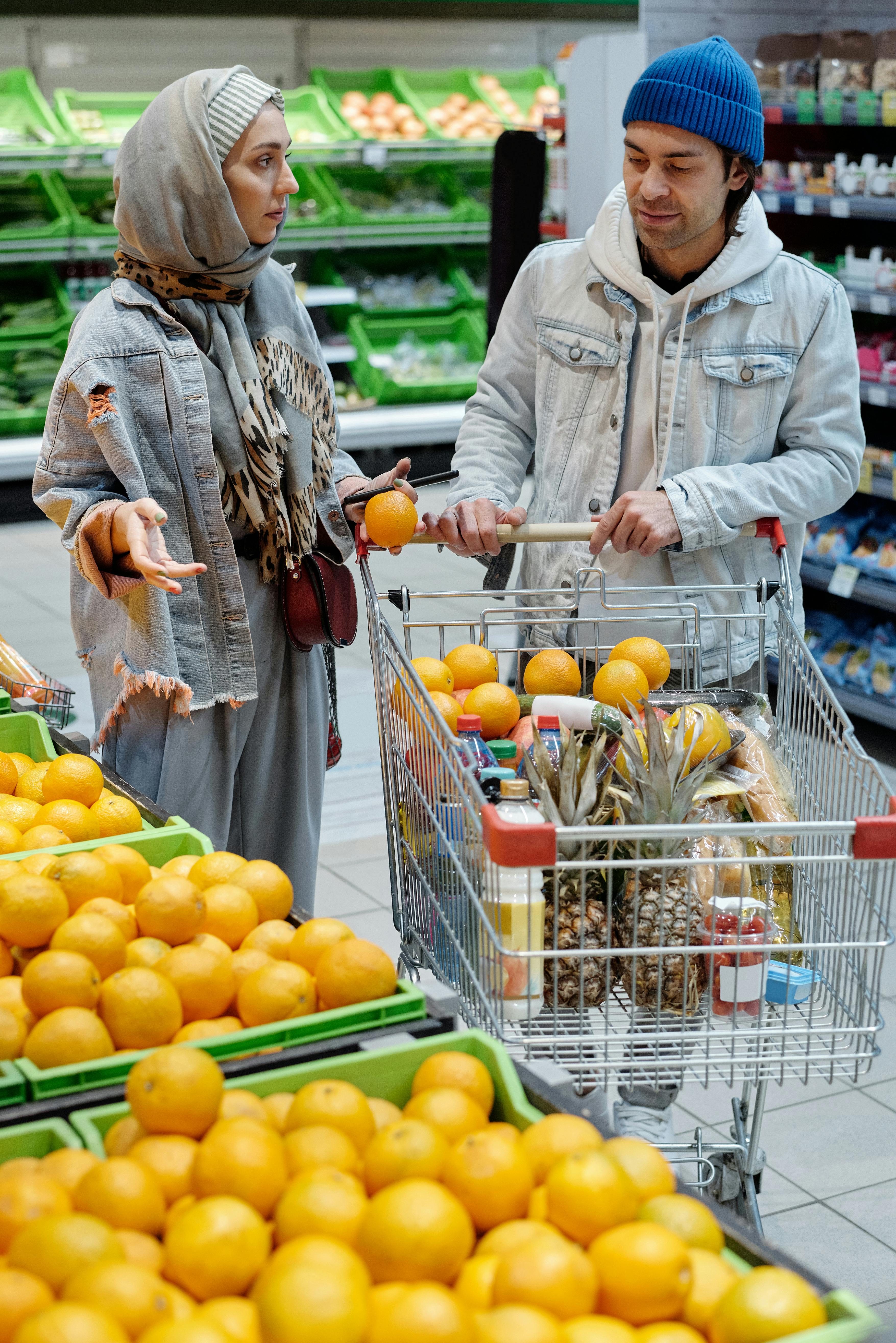 Mujer hablando con un hombre en un supermercado | Fuente: Pexels