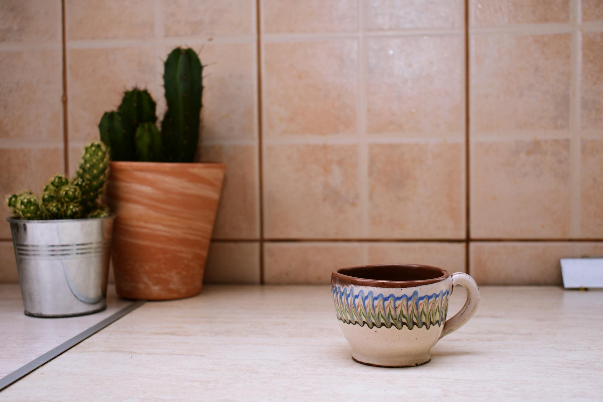Una taza sobre un mostrador | Fuente: Pexels