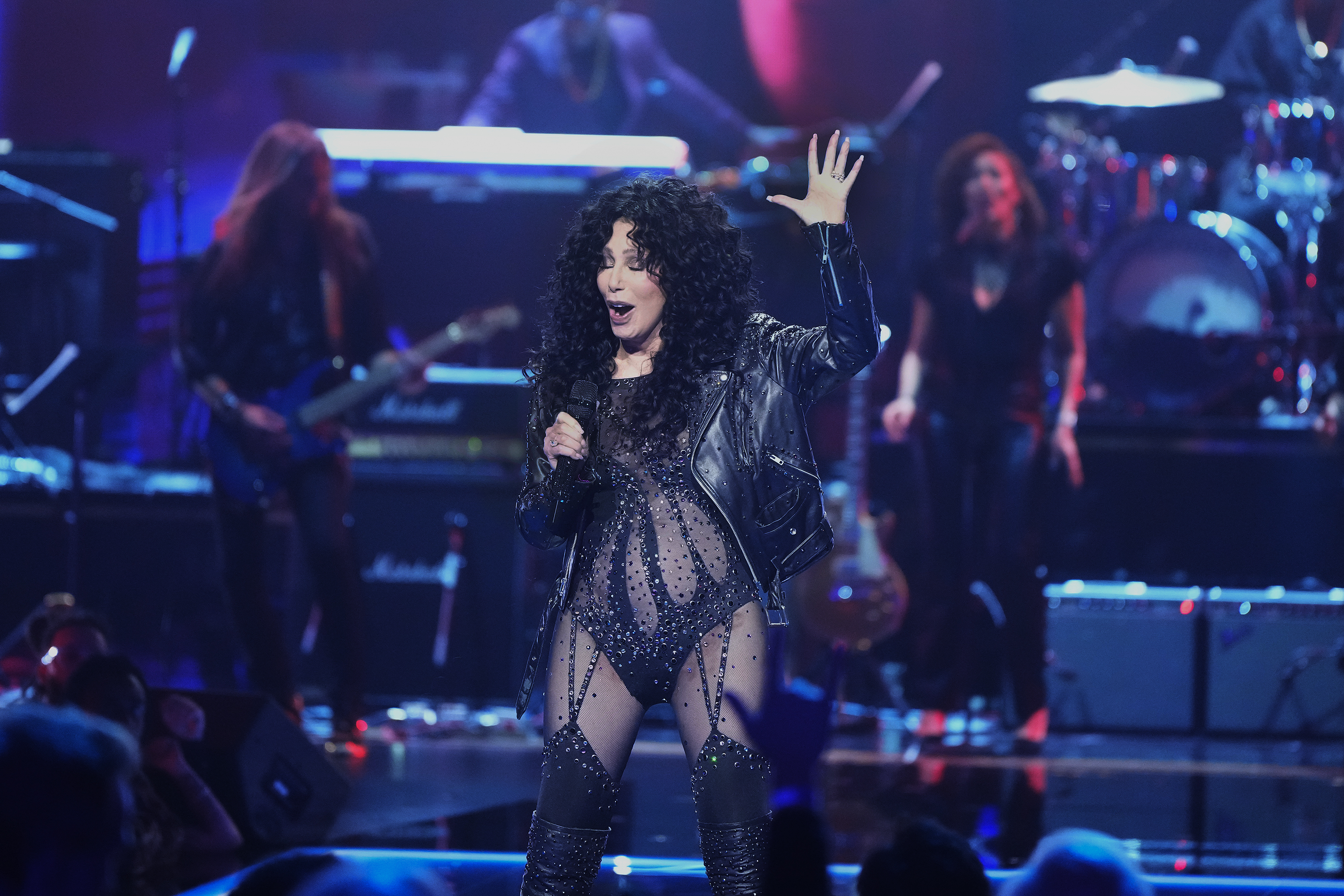 Cher, fotografiada durante su presentación en el escenario de "SNL50: The Homecoming Concert" el 14 de febrero de 2025 | Fuente: Getty Images