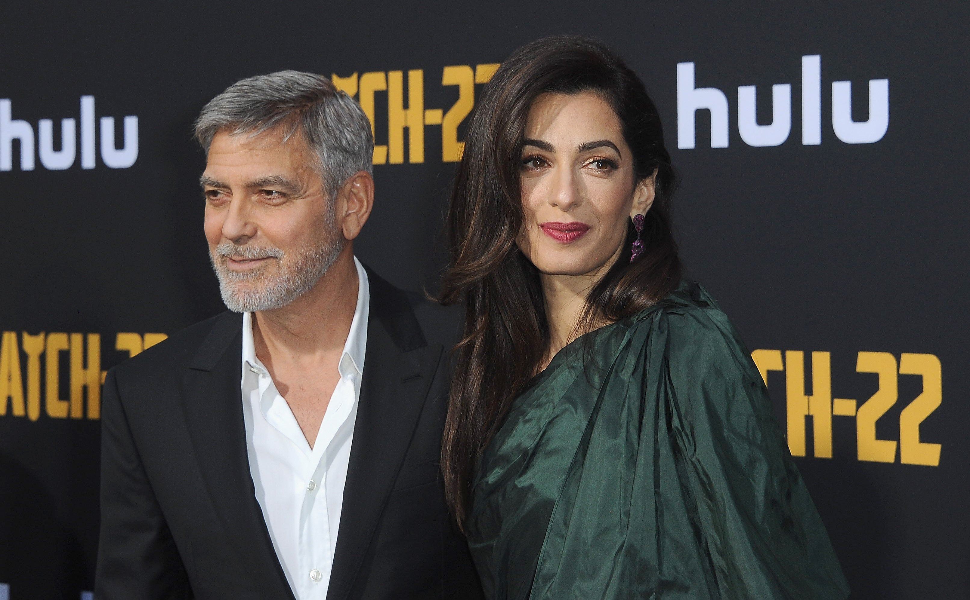 George y Amal Clooney en el estreno en Hollywood de "Catch-22" en mayo de 2019. | Foto: Getty Images