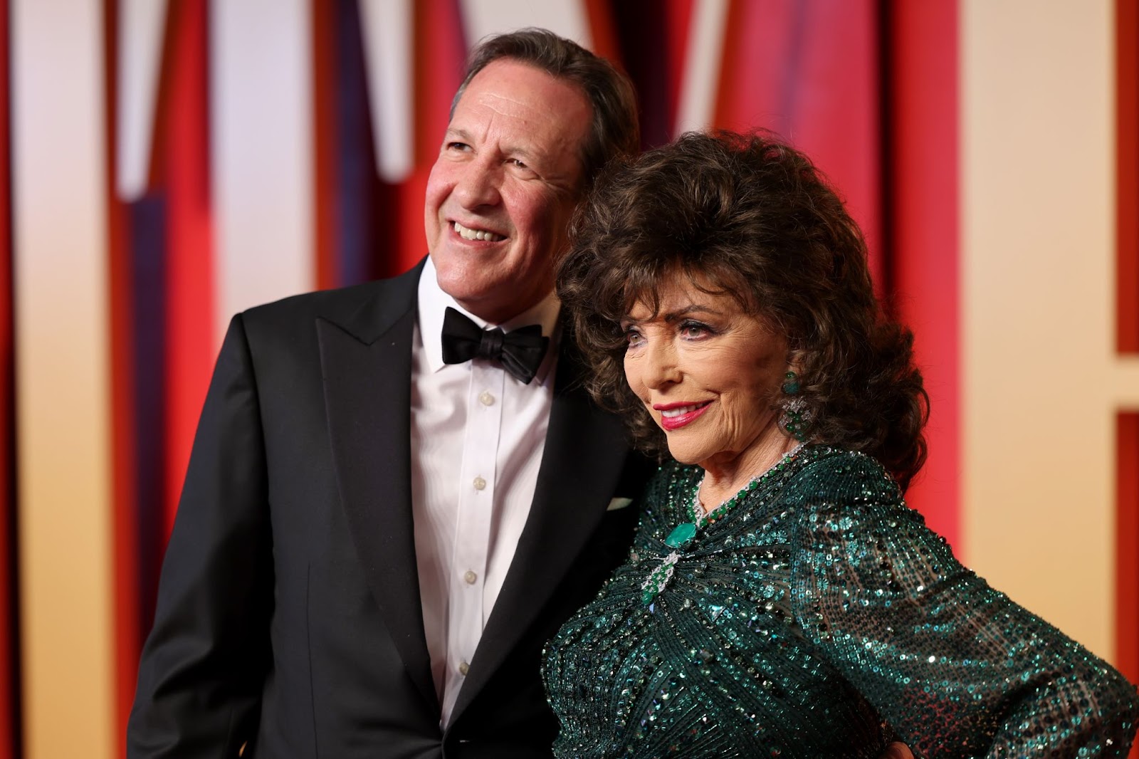 El 10 de marzo de 2024, Joan Collins asistió a la fiesta de los Oscar de Vanity Fair con Percy Gibson. Tras más de dos décadas de matrimonio, la pareja sigue siendo una presencia llamativa en la alfombra roja | Fuente: Getty Images