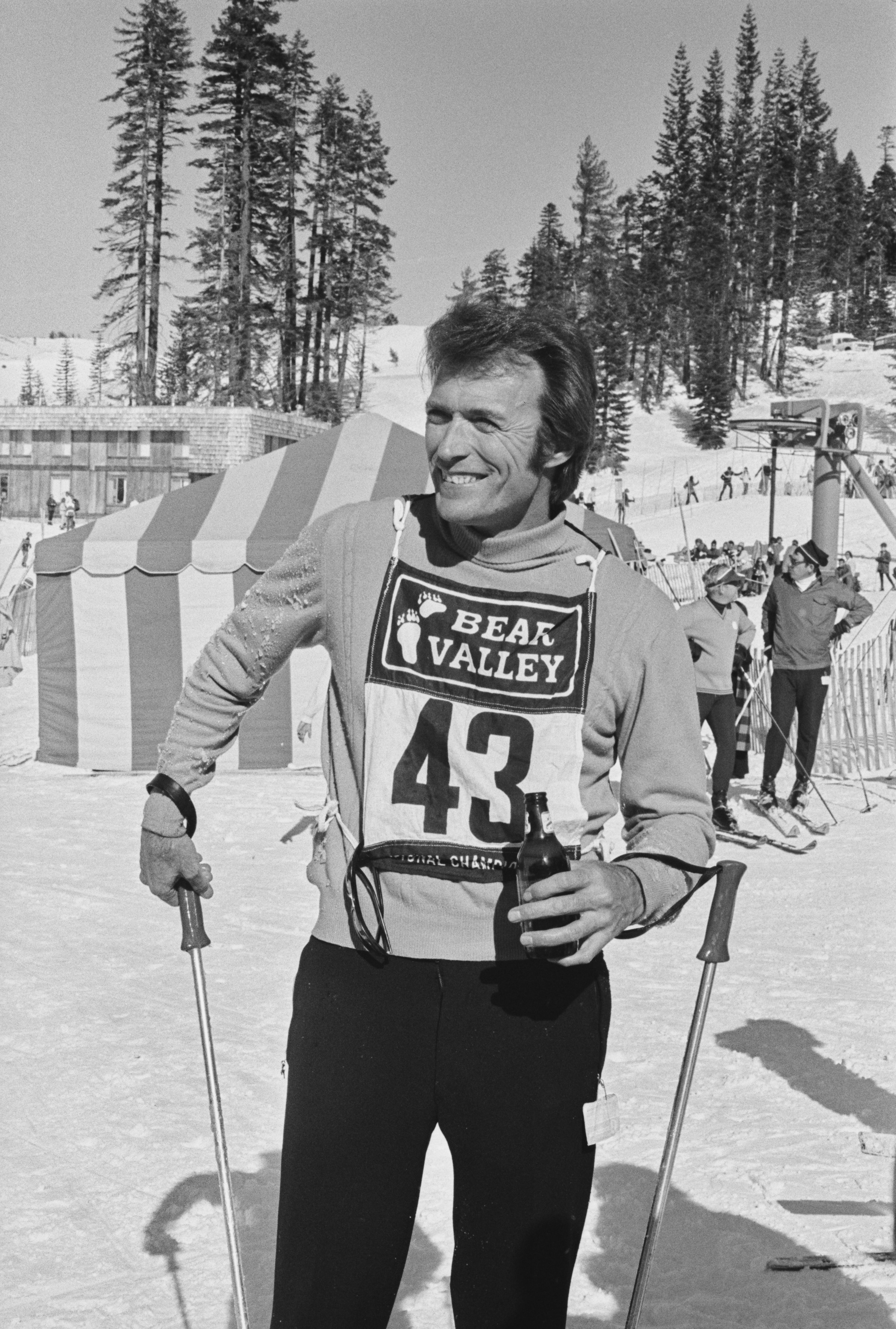 Clint Eastwood en una carrera de esquí de famosos de Benson &amp; Hedges en Bear Valley, California, el 5 de marzo de 1971. | Fuente: Getty Images