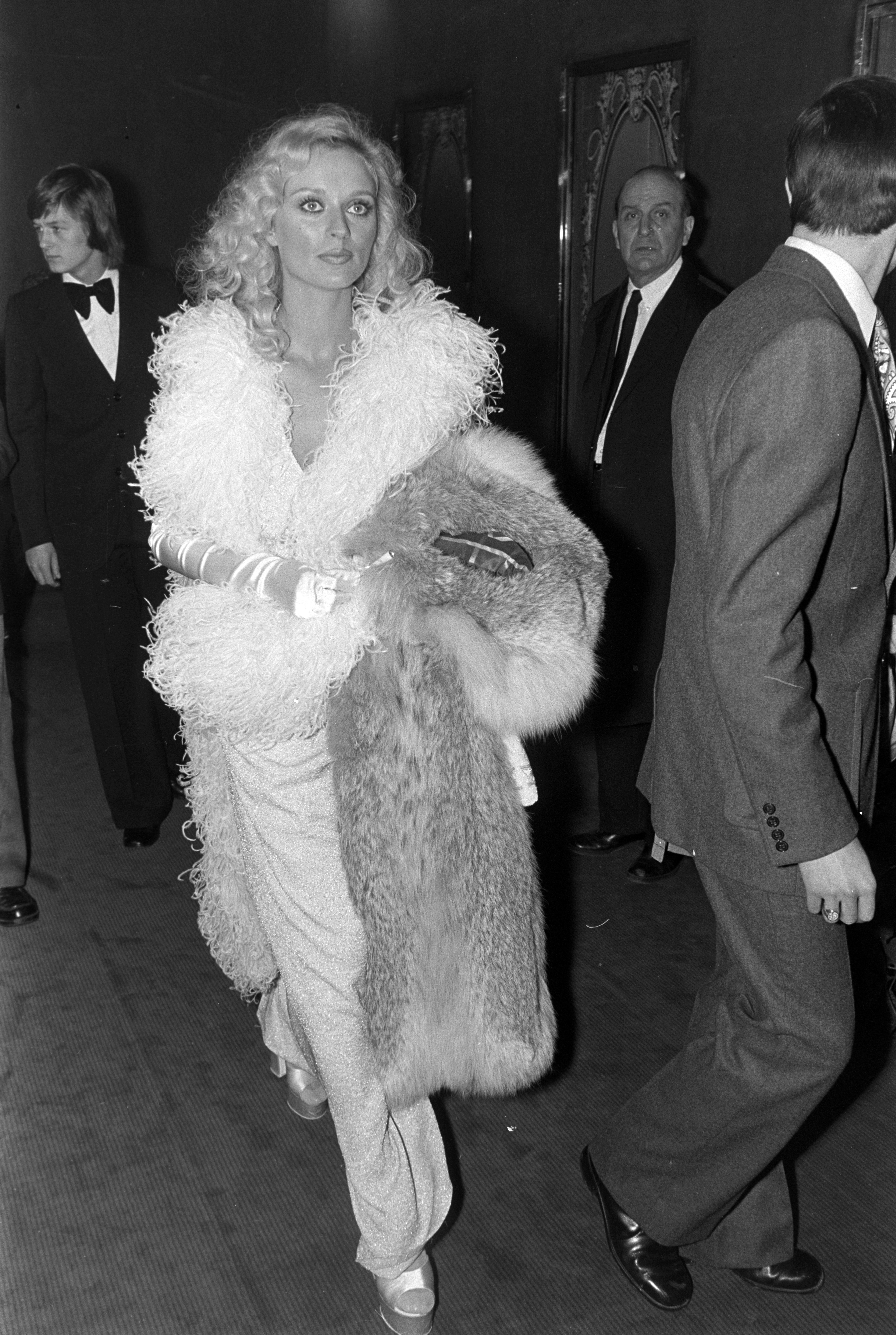 La estrella de los 70, fotografiada en el estreno mundial de "The Three Musketeers" el 14 de diciembre de 1973 en París, Francia. | Fuente: Getty Images