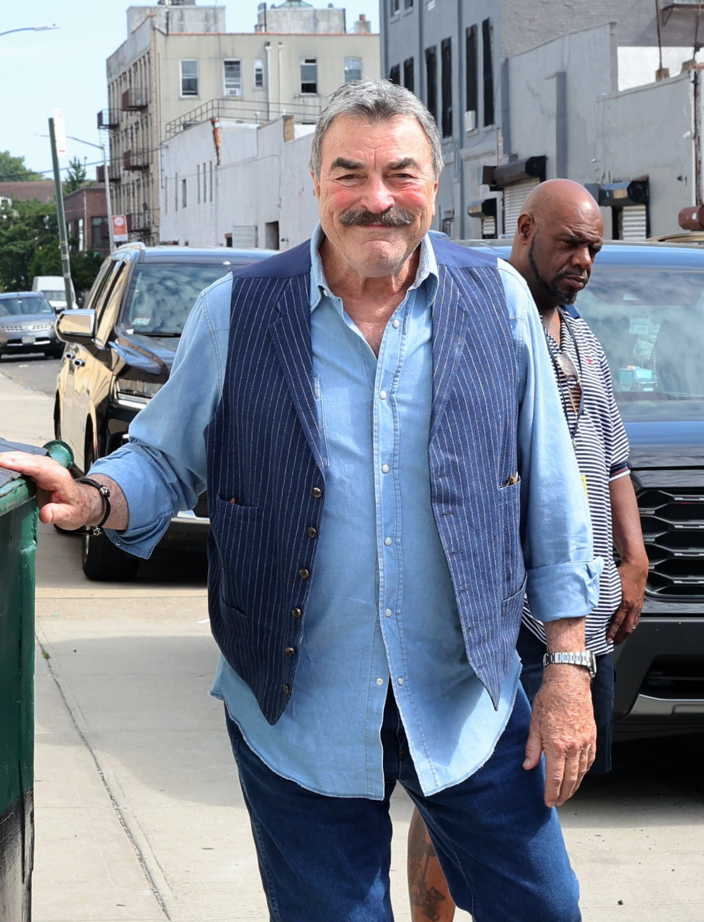 Tom Selleck visto en el plató de "Blue Bloods" en Nueva York el 20 de junio de 2024 | Fuente: Getty Images