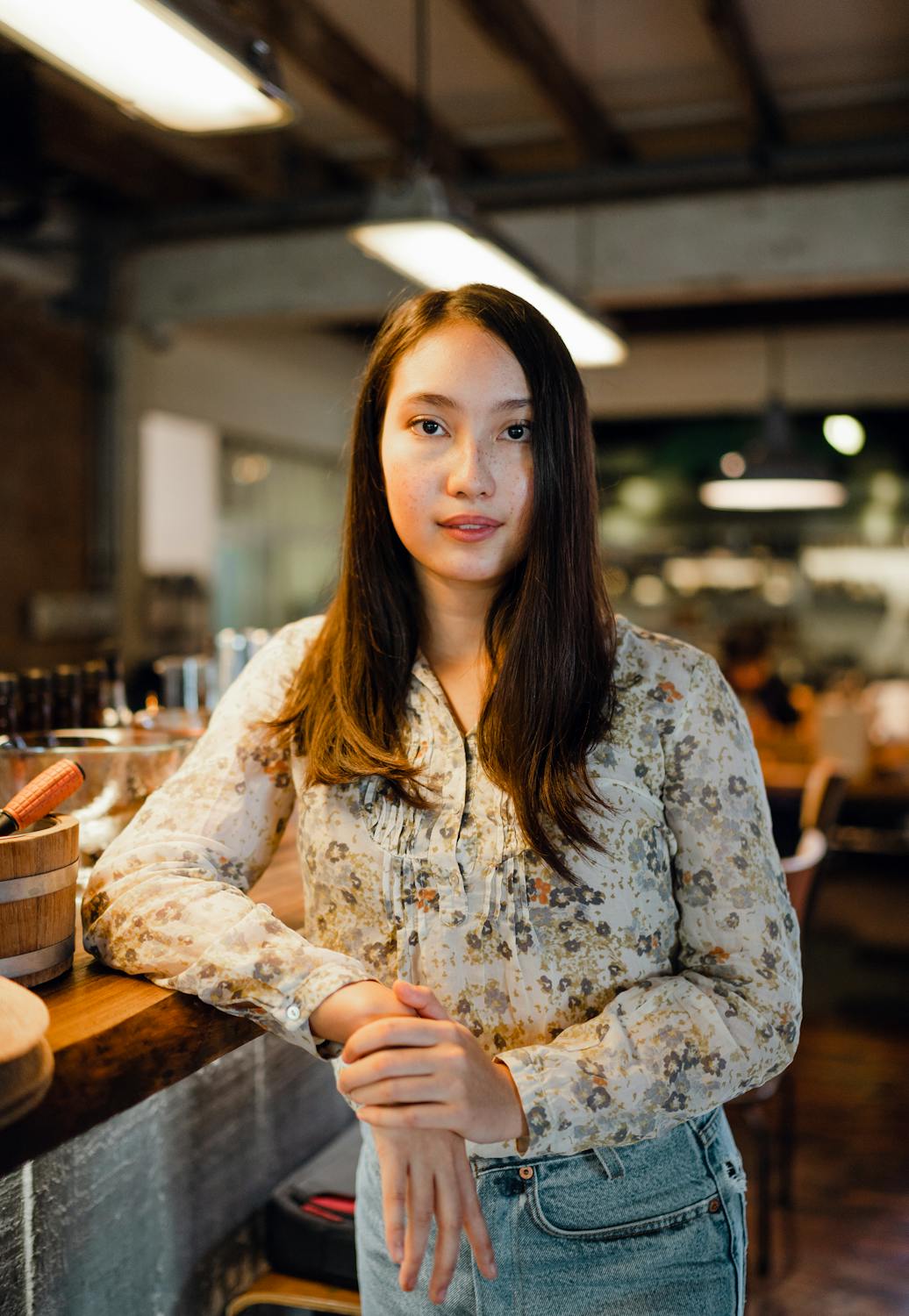 Una mujer en una cafetería | Fuente: Pexels
