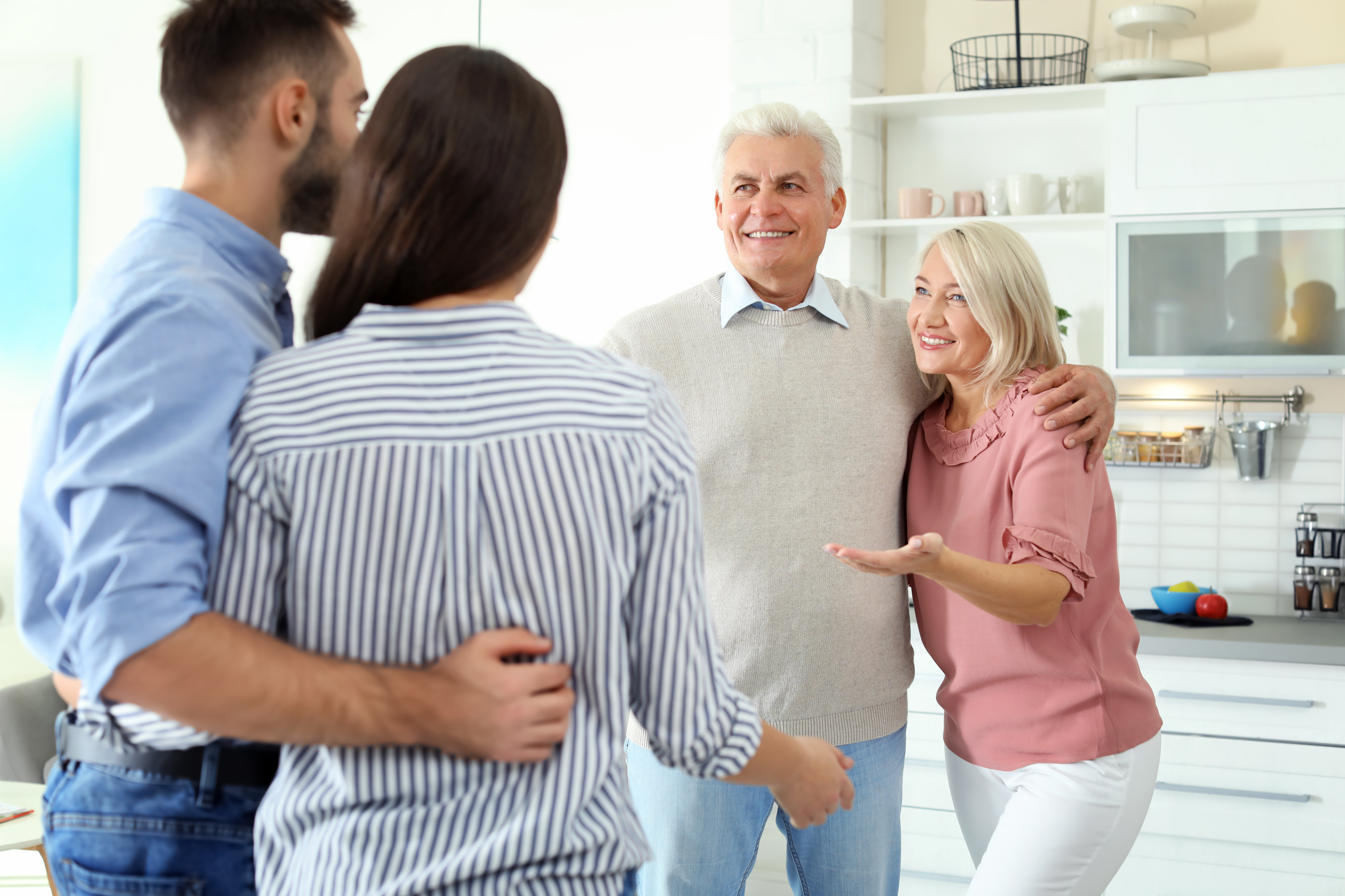 Una pareja charlando con sus padres | Fuente: Shutterstock