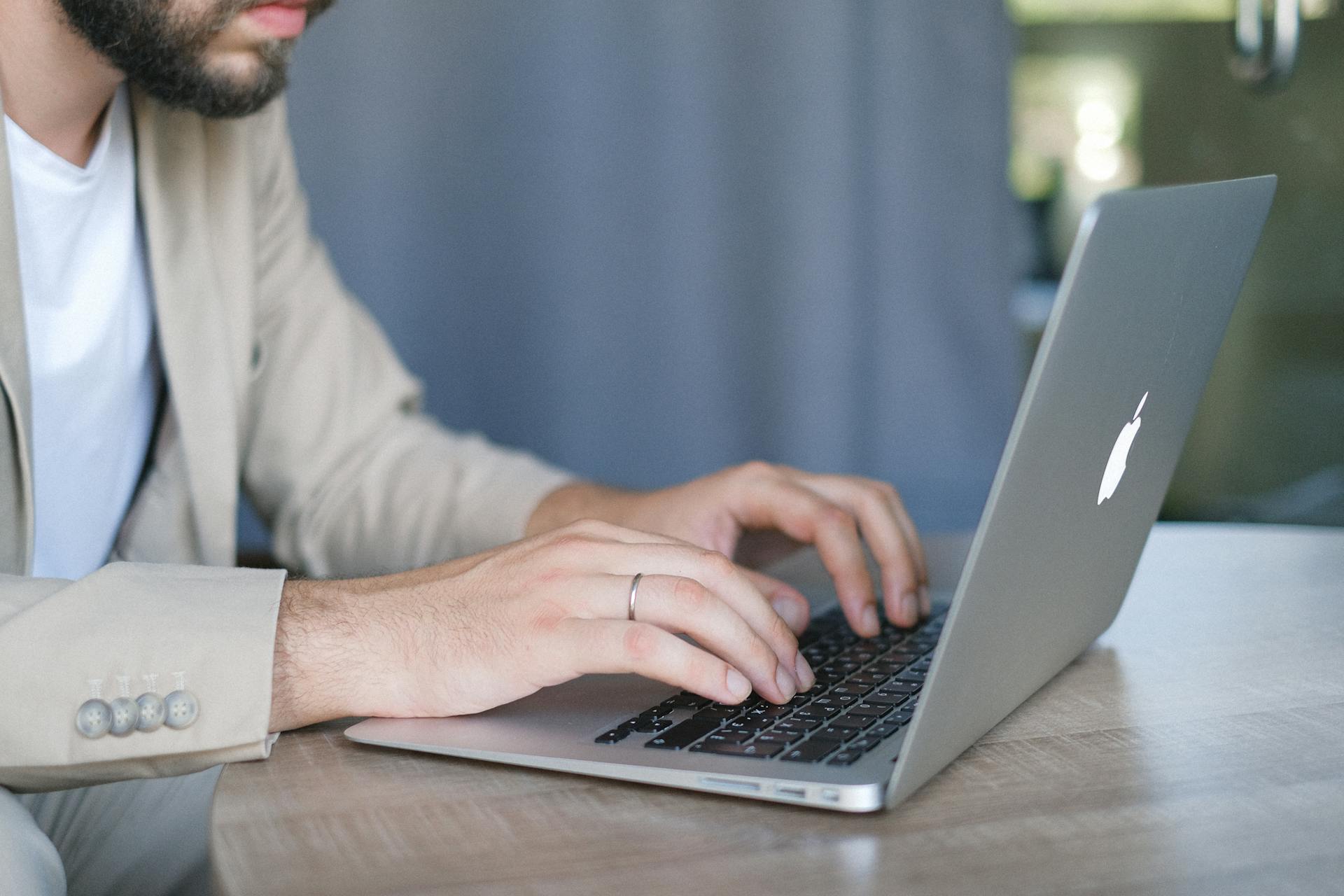 Un hombre trabajando en su portátil | Fuente: Pexels