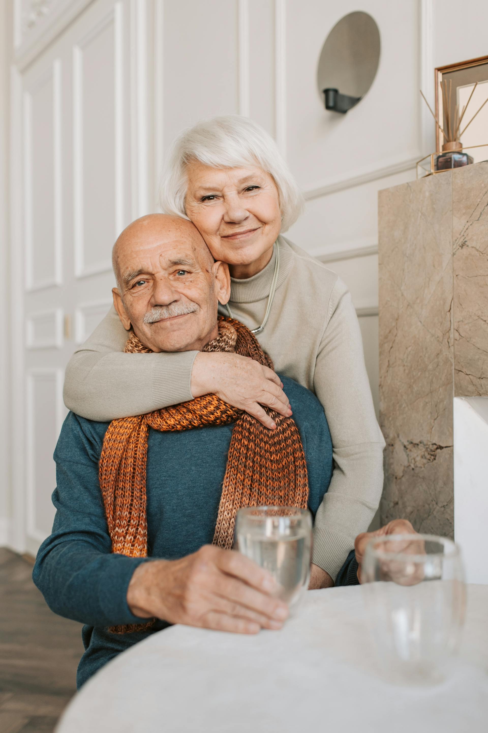 Una pareja de ancianos sonrientes | Fuente: Pexels