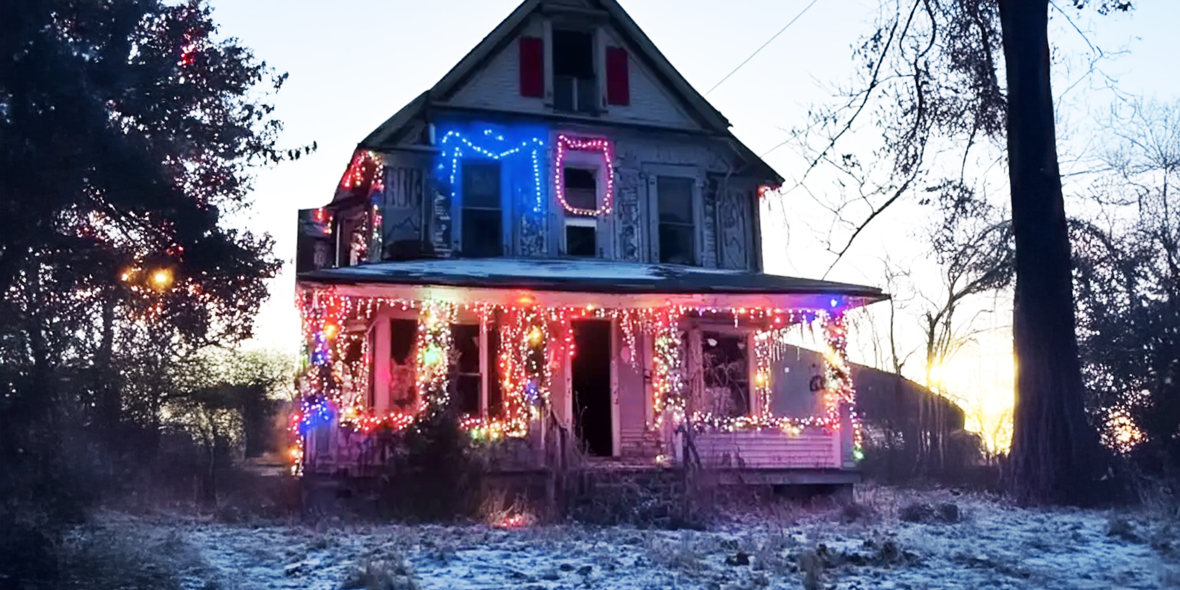 Una casa decorada para Navidad | Fuente: AmoMama