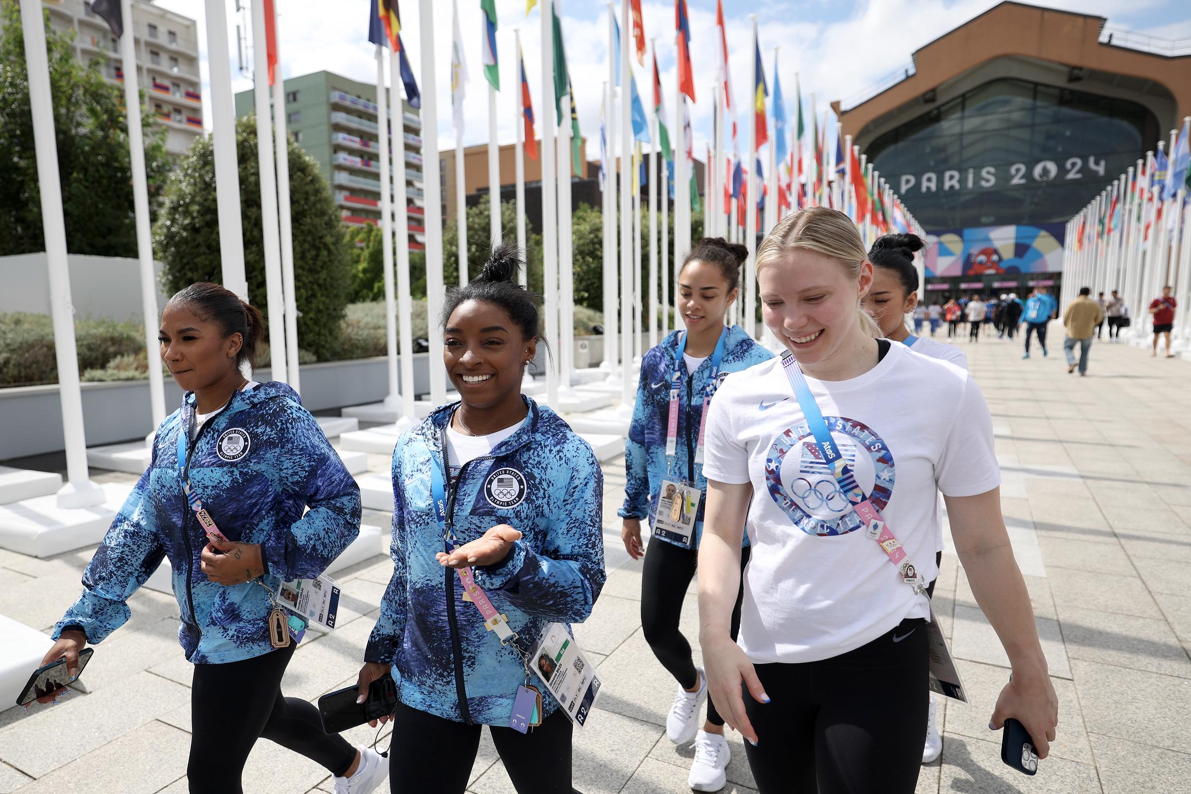 Simone Biles con algunas de sus compañeras gimnastas del equipo de EE.UU., Jordan Chiles, Jade Carey, Sunisa Lee y Hezly Rivera, antes de los Juegos Olímpicos de París en París, Francia, el 23 de julio de 2024 | Fuente: Getty Images