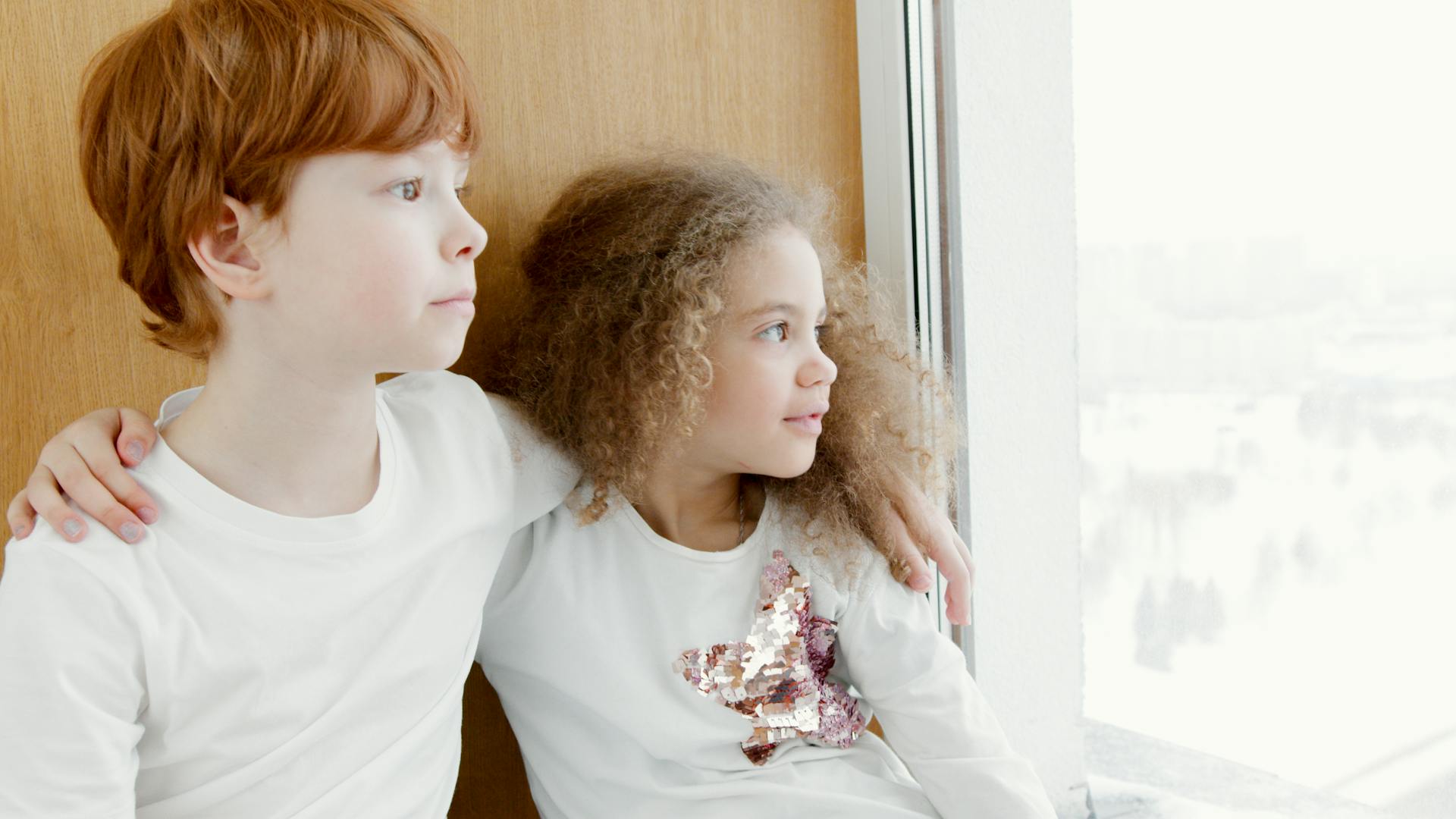 Un niño sentado con su hermana | Fuente: Pexels