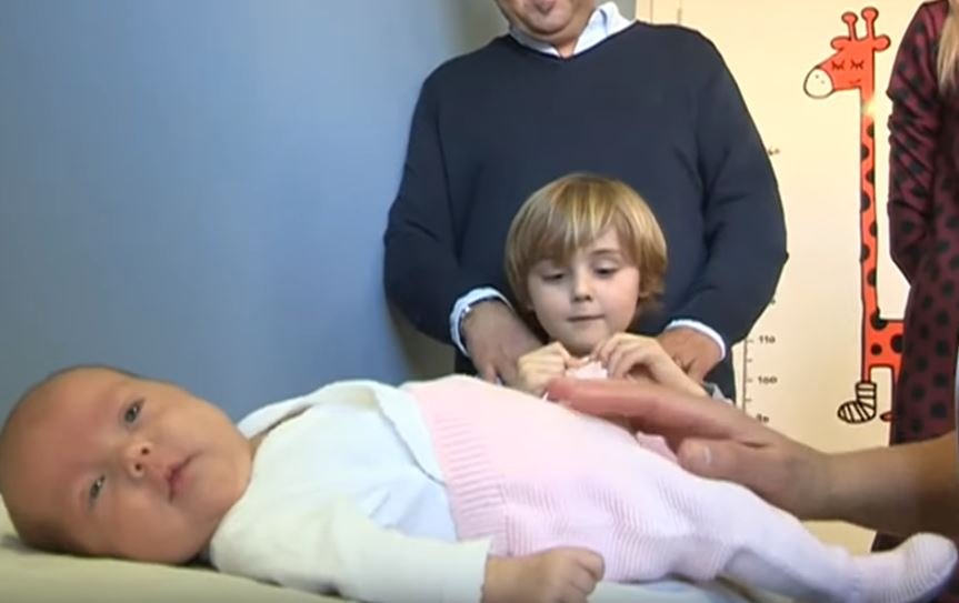 Bebé descansa sobre una camilla. Fuente: Aragon Noticias / YouTube