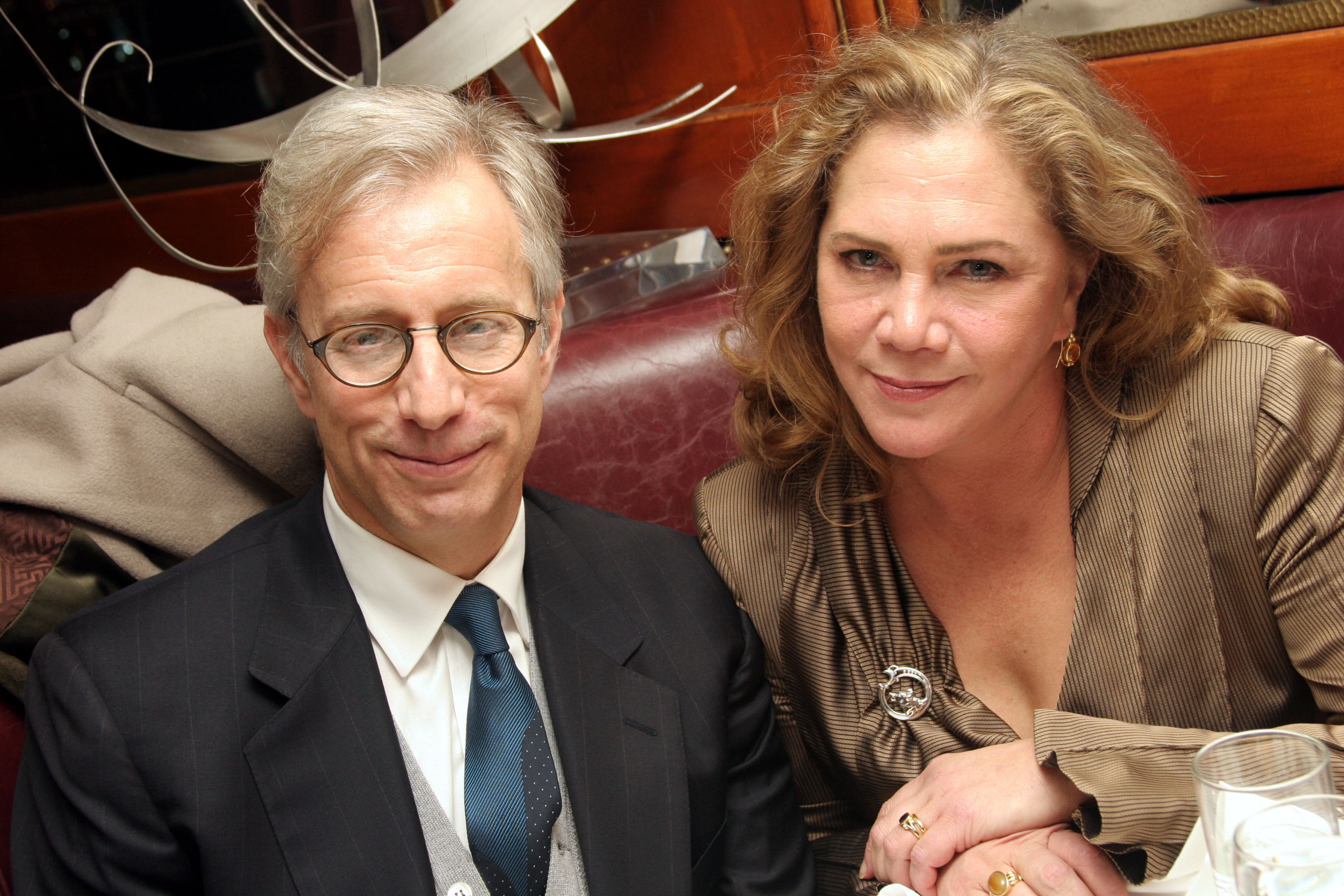 Jay Weiss y Kathleen Turner durante el estreno de "Who's Afraid of Virginia Woolf?" el 20 de marzo de 2005, en New York City | Fuente: Getty Images