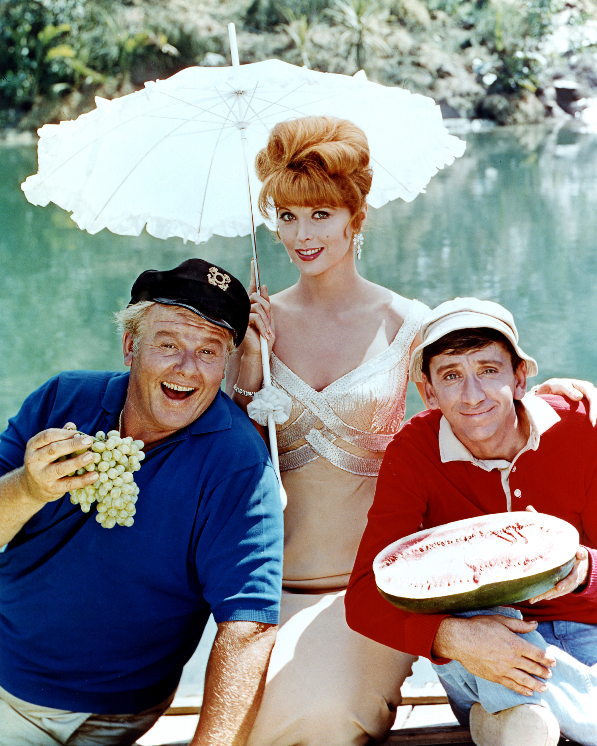 Alan Hale Jr., Tina Louise y Bob Denver en el plató de "La isla de Gilligan", 1964. | Foto: Getty Images