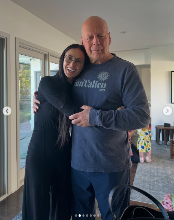 Bruce Willis y Demi Moore se abrazan, sonriendo cariñosamente durante la celebración familiar, publicado el 19 de marzo de 2025 | Fuente: Instagram/demimoore