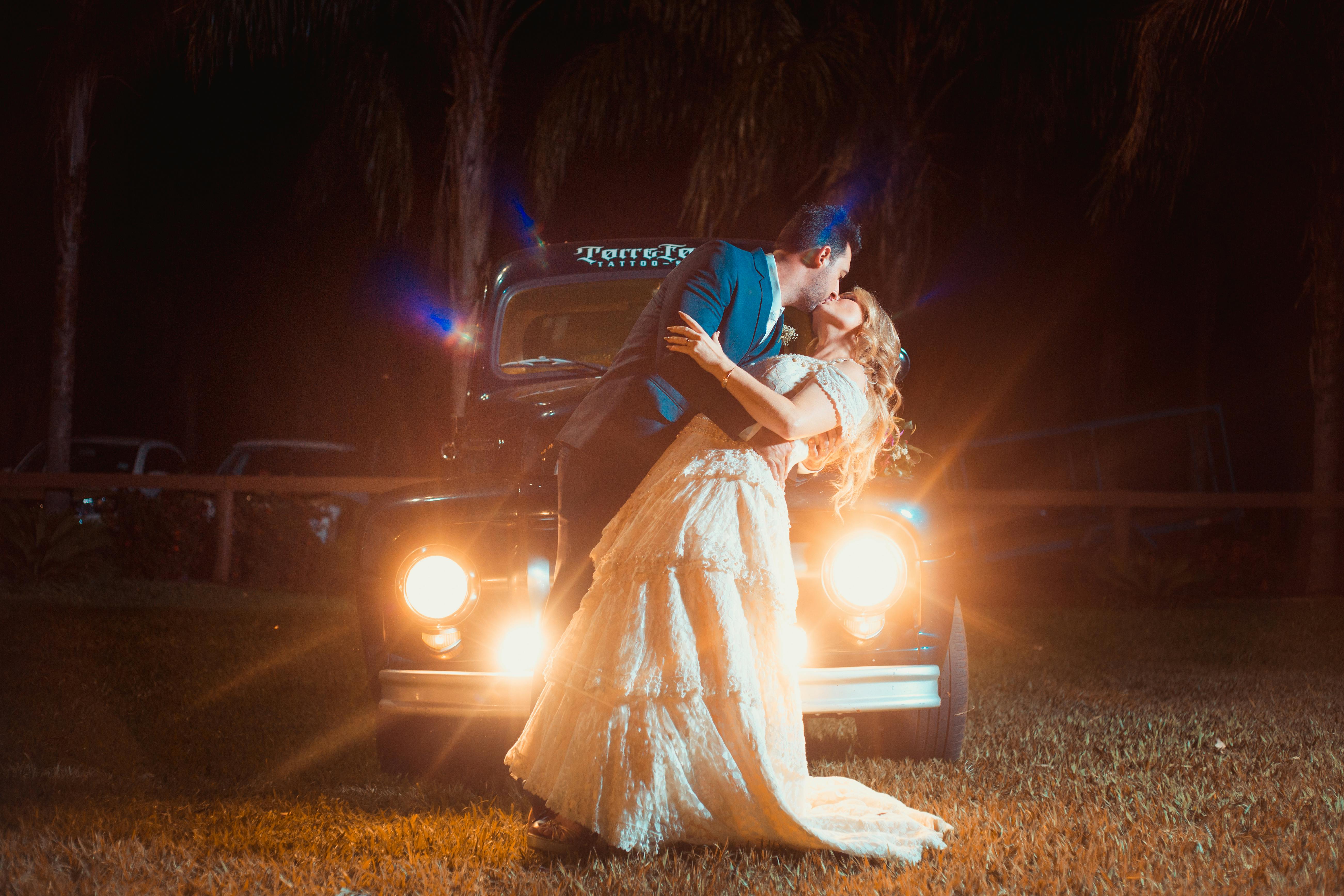 Un hombre y una mujer besándose apasionadamente delante de un automóvil | Foto: Pexels