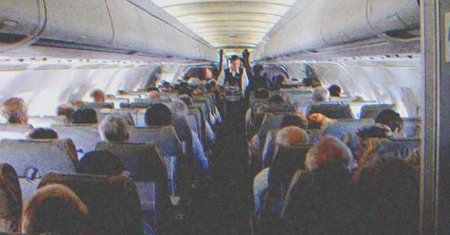 Un avión lleno de gente | Fuente: Shutterstock