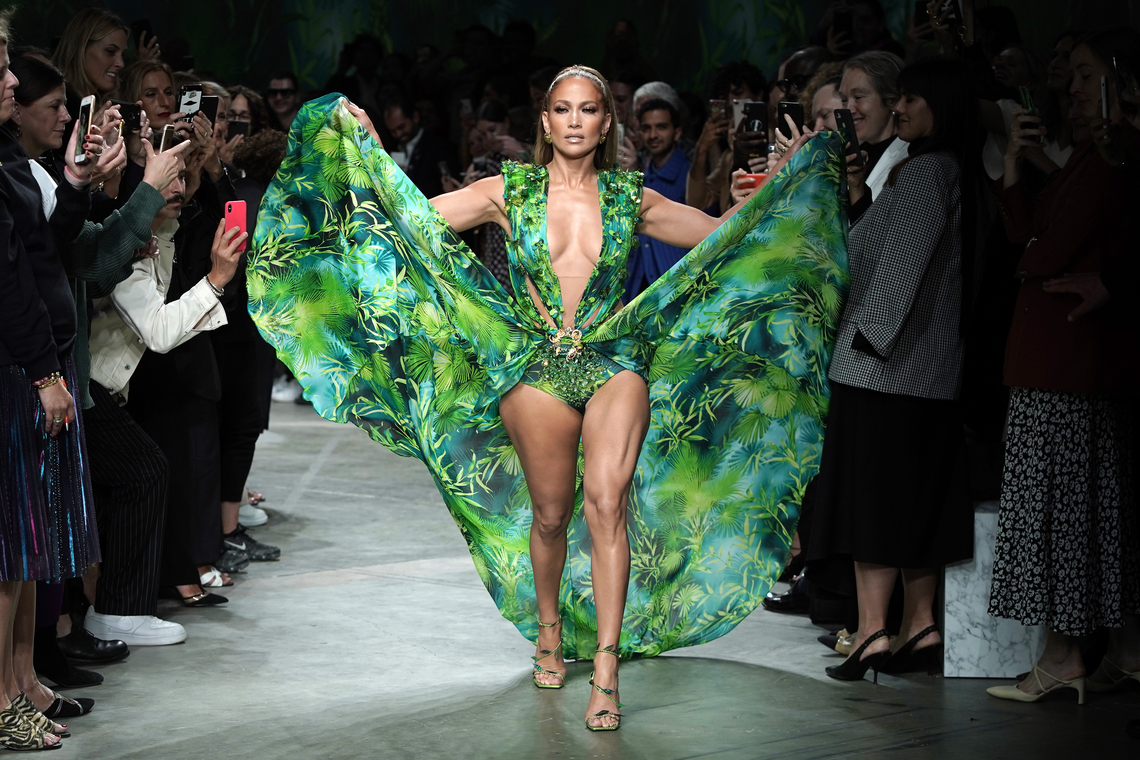 La aparición de Lopez en el desfile de Versace de 2019 se guardó como sorpresa para el final. Apareció con una versión renovada del vestido con estampado de selva después de que el público ya hubiera visto el resto de la colección. | Fuente: Getty Images