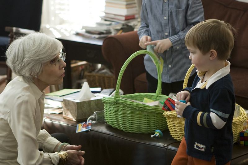 Una anciana hablando con un niño. | Foto: Flickr