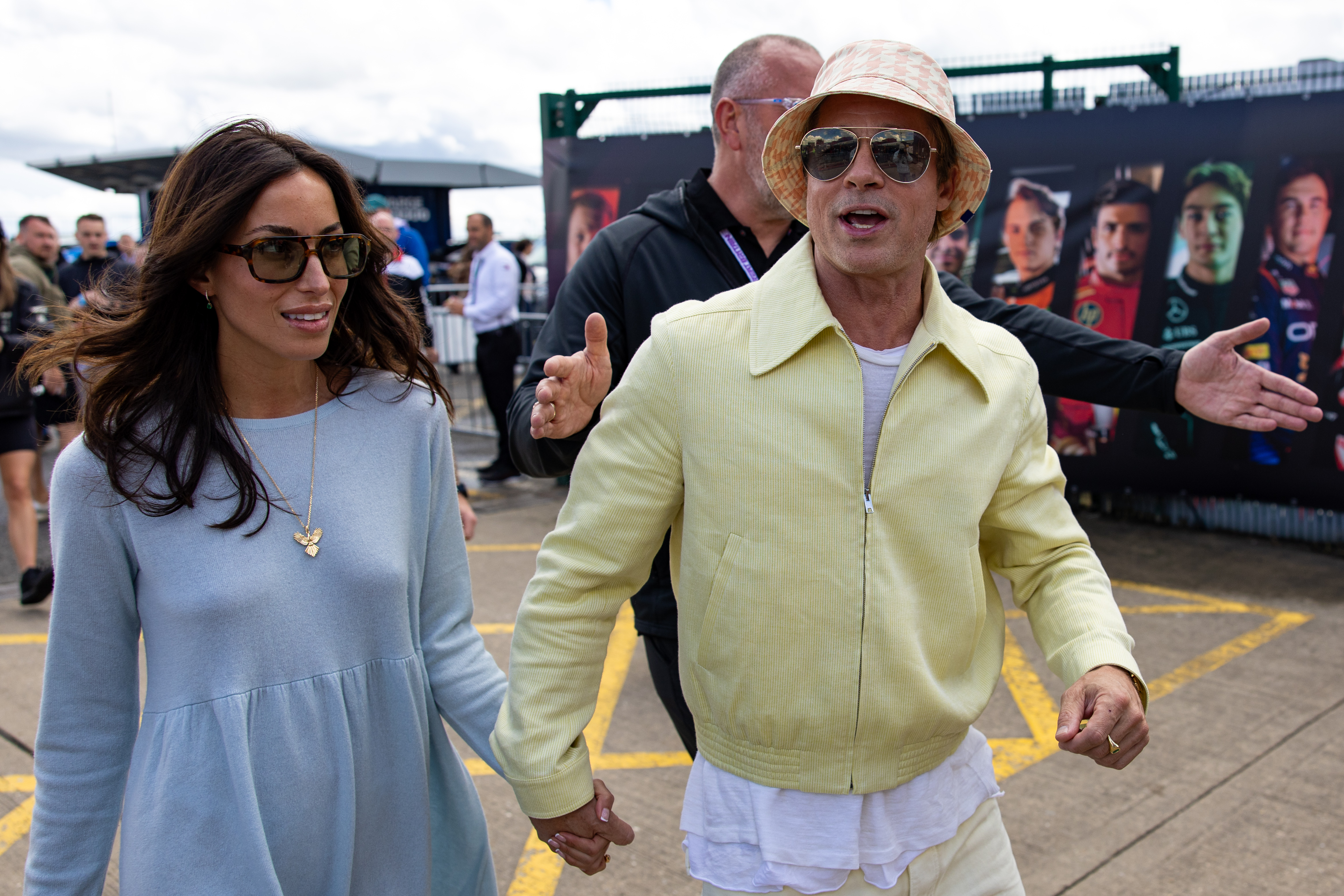 Inés De Ramón y Brad Pitt en el paddock durante el Gran Premio de F1 de Gran Bretaña en el circuito de Silverstone el 7 de julio de 2024. | Fuente: Getty Images