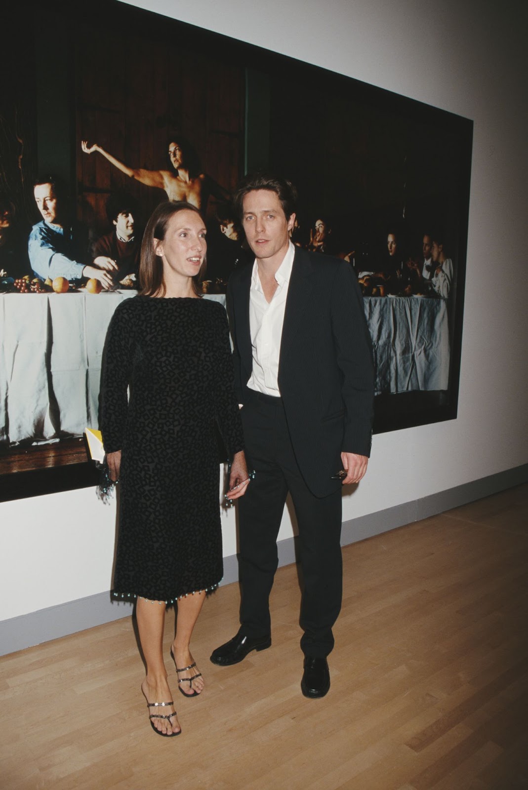 Sam Taylor y Hugh Grant en la Gala Benéfica y Preestreno de la Exposición Sensation en Nueva York, hacia 1999. | Fuente: Getty Images